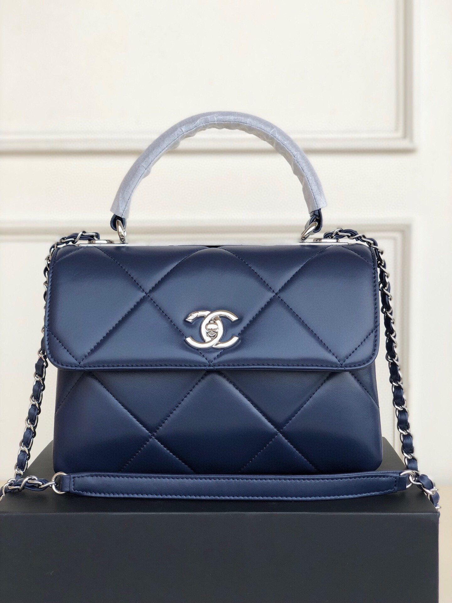 CHANEL FLAP BAG WITH TOP HANDLE 6.6 × 9.8 × 4.7 in