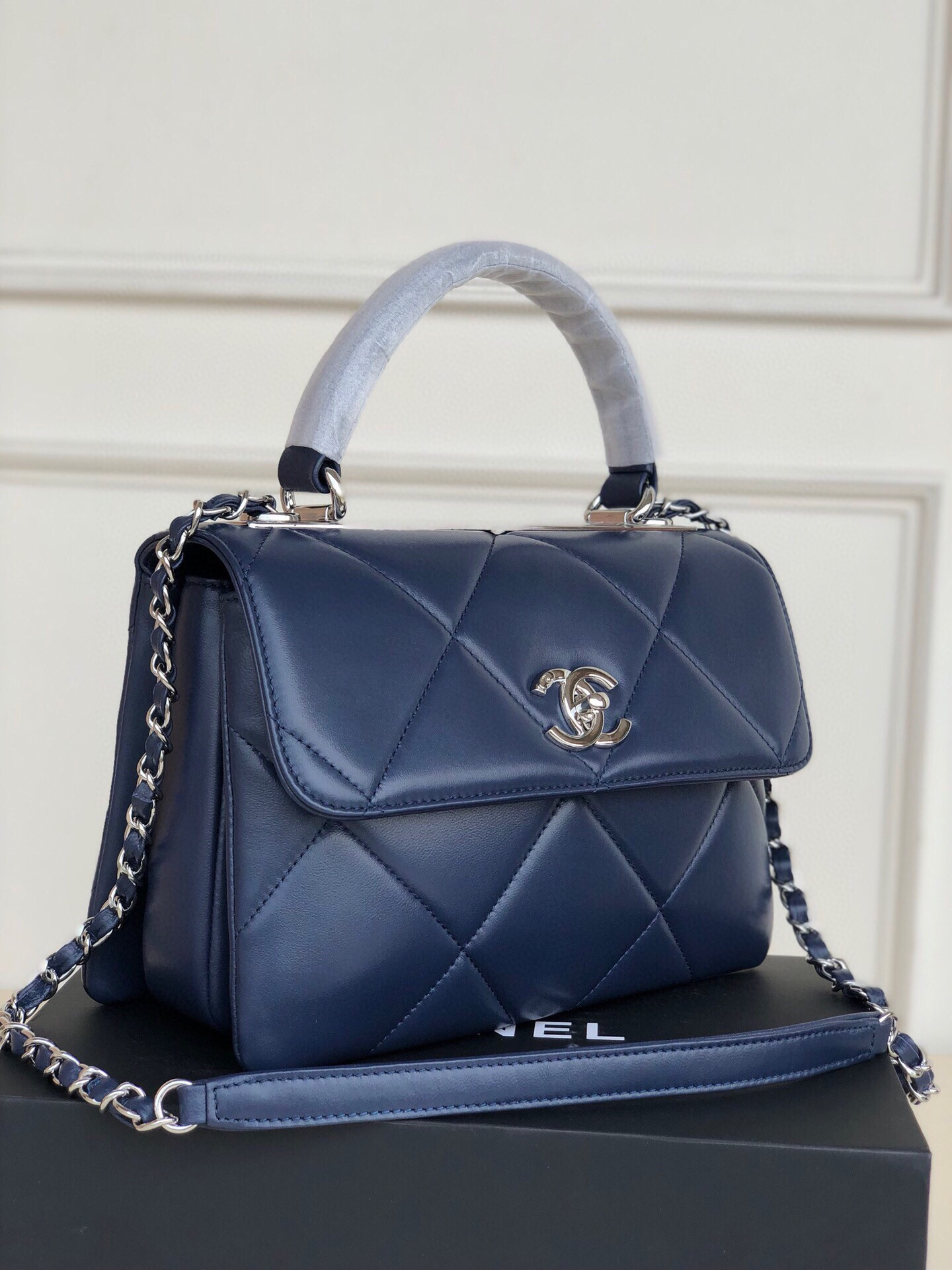 CHANEL FLAP BAG WITH TOP HANDLE 6.6 × 9.8 × 4.7 in