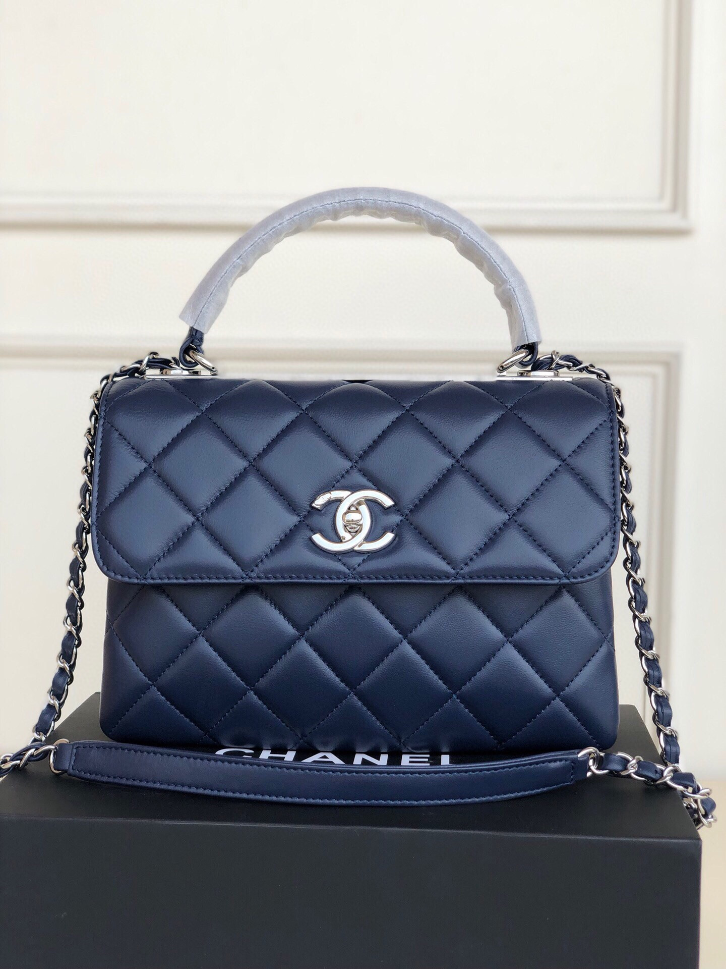 CHANEL FLAP BAG WITH TOP HANDLE 6.6 × 9.8 × 4.7 in