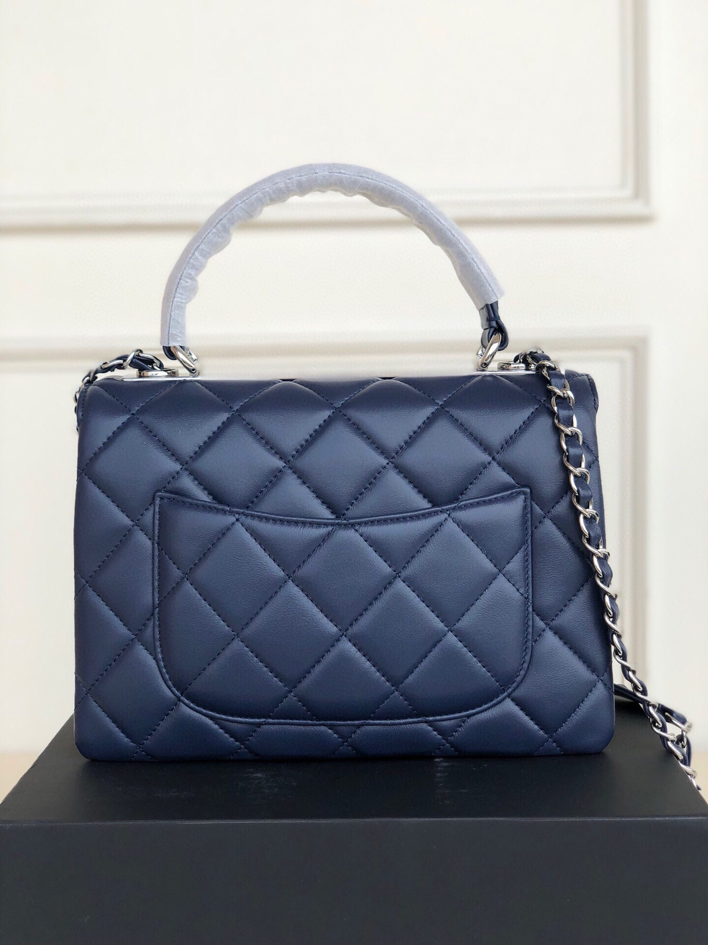 CHANEL FLAP BAG WITH TOP HANDLE 6.6 × 9.8 × 4.7 in