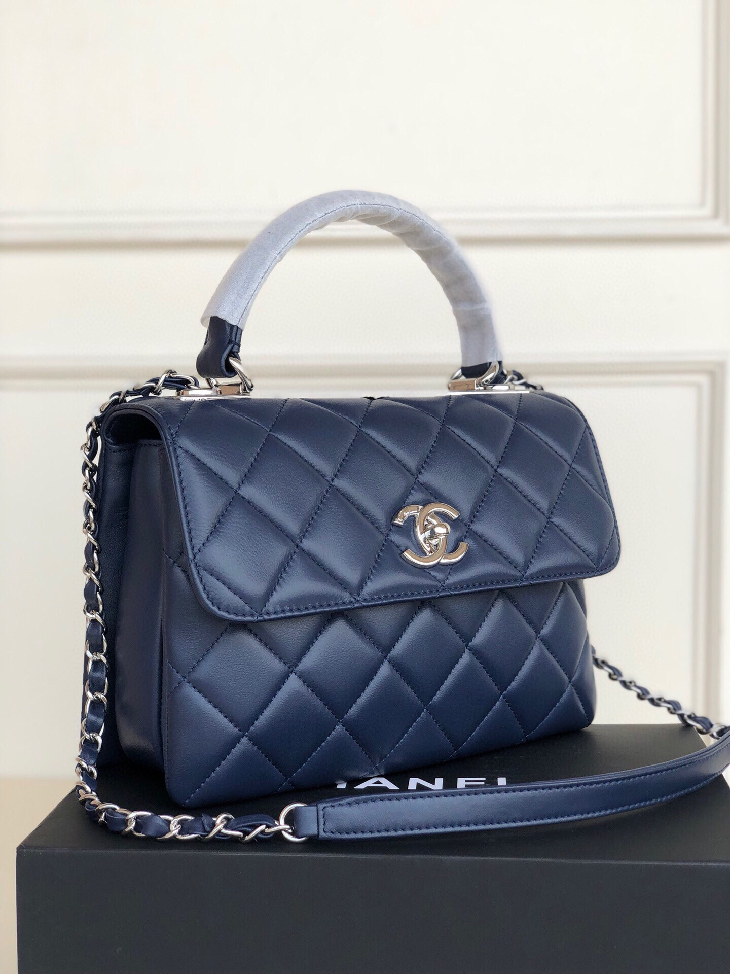 CHANEL FLAP BAG WITH TOP HANDLE 6.6 × 9.8 × 4.7 in