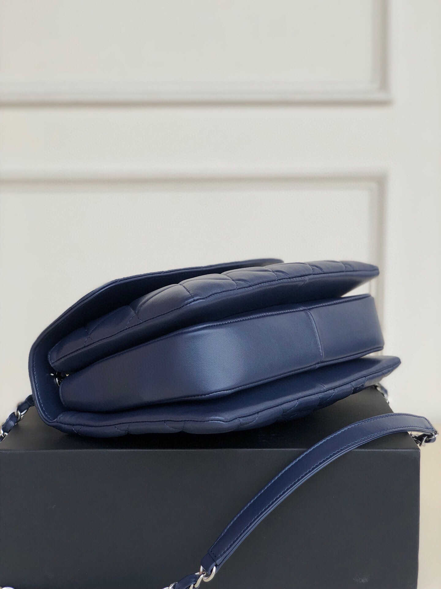 CHANEL FLAP BAG WITH TOP HANDLE 6.6 × 9.8 × 4.7 in