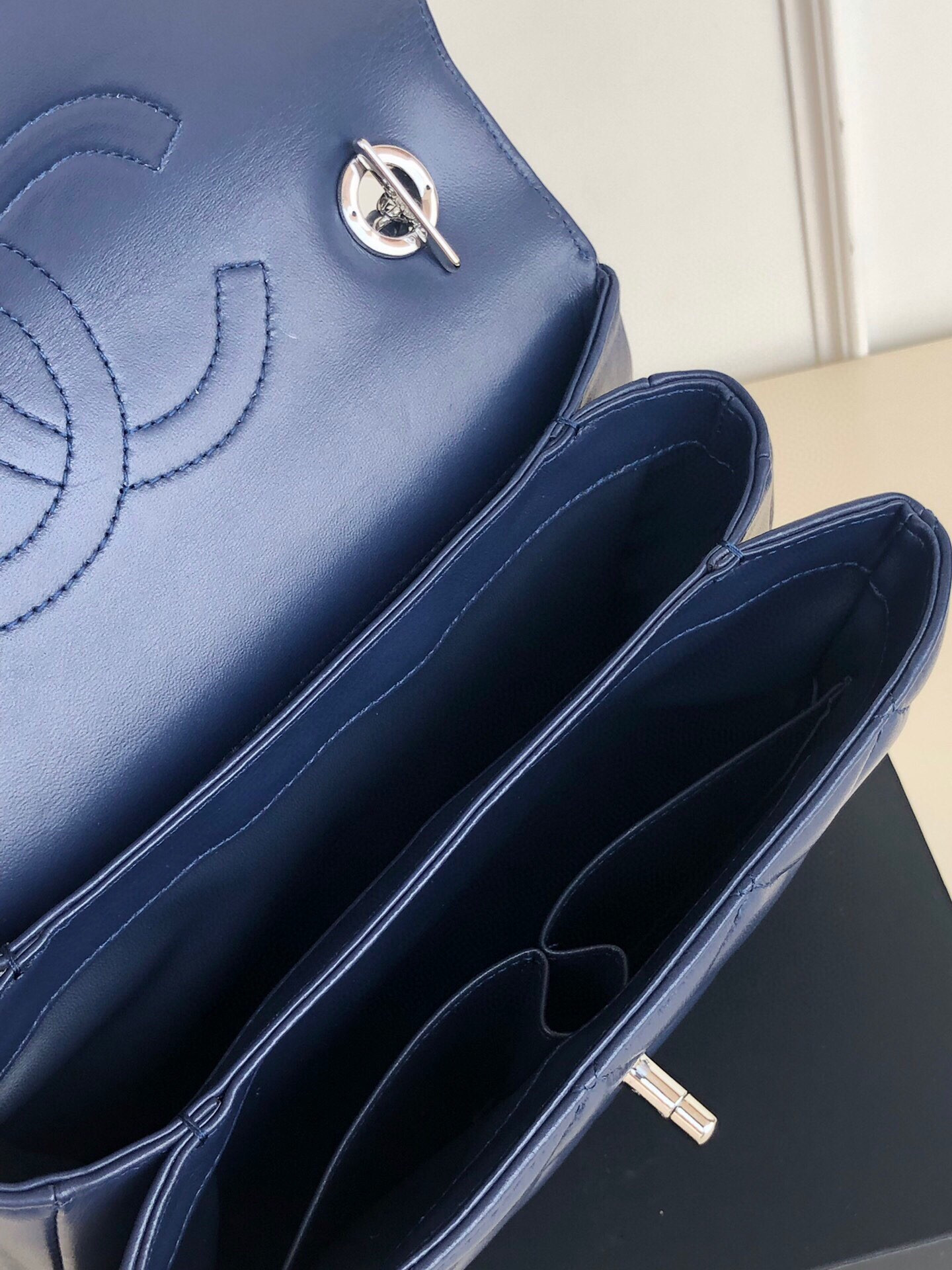 CHANEL FLAP BAG WITH TOP HANDLE 6.6 × 9.8 × 4.7 in