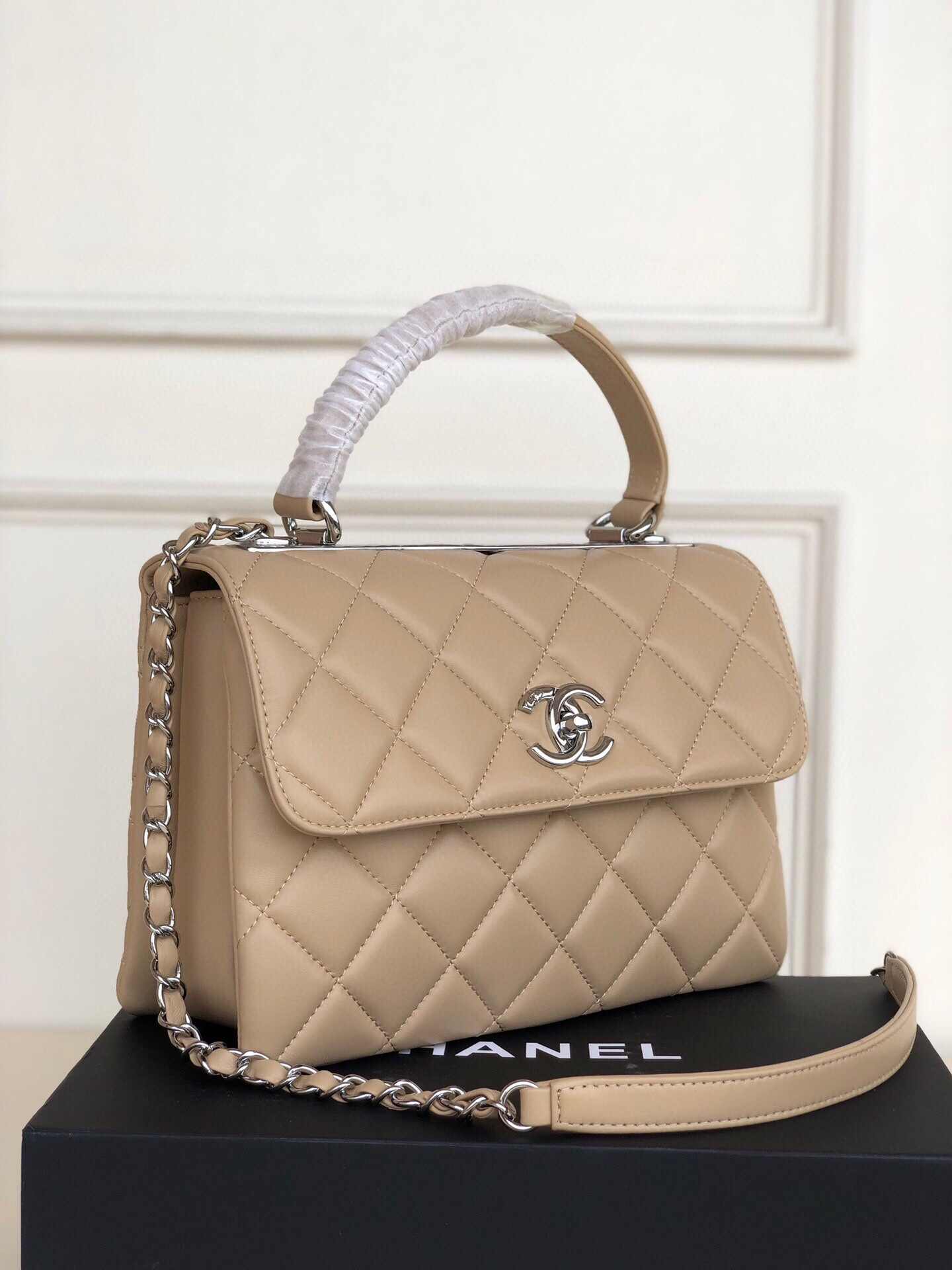 CHANEL FLAP BAG WITH TOP HANDLE 6.6 × 9.8 × 4.7 in