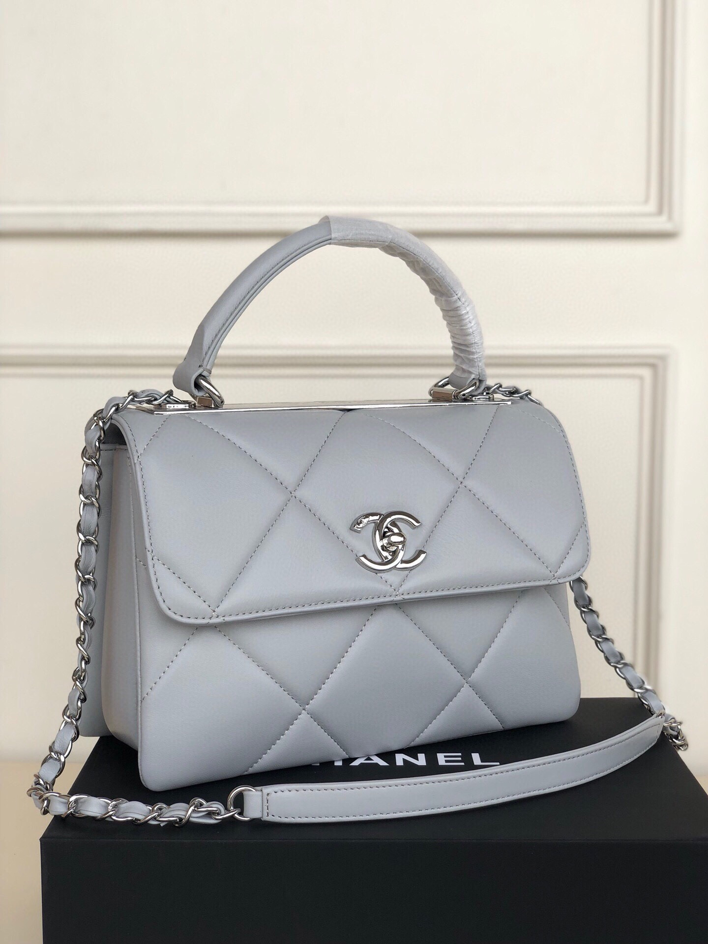 CHANEL FLAP BAG WITH TOP HANDLE 6.6 × 9.8 × 4.7 in