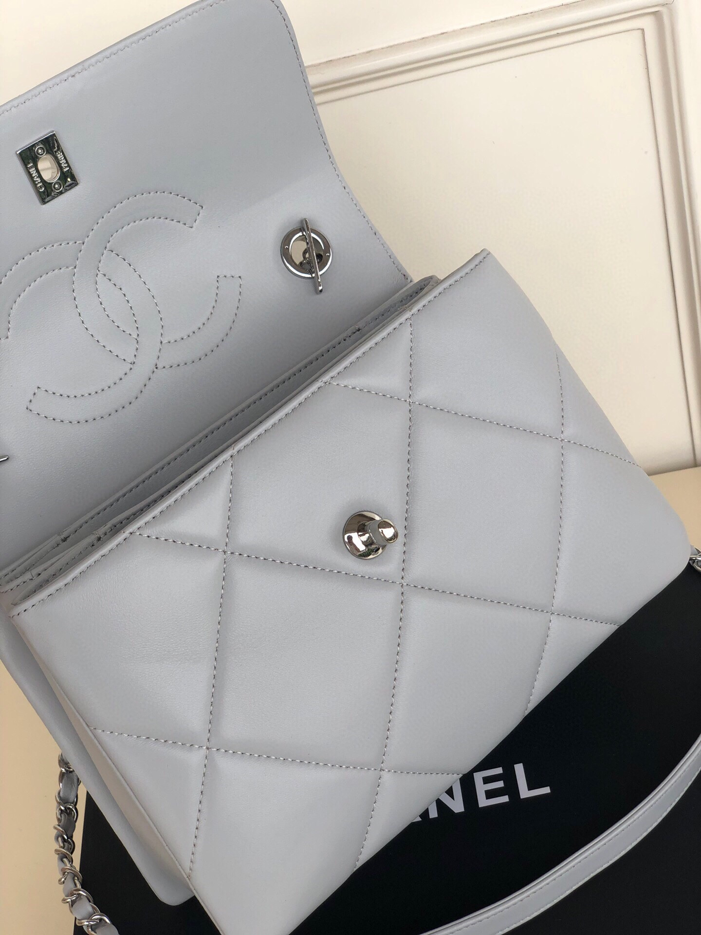 CHANEL FLAP BAG WITH TOP HANDLE 6.6 × 9.8 × 4.7 in
