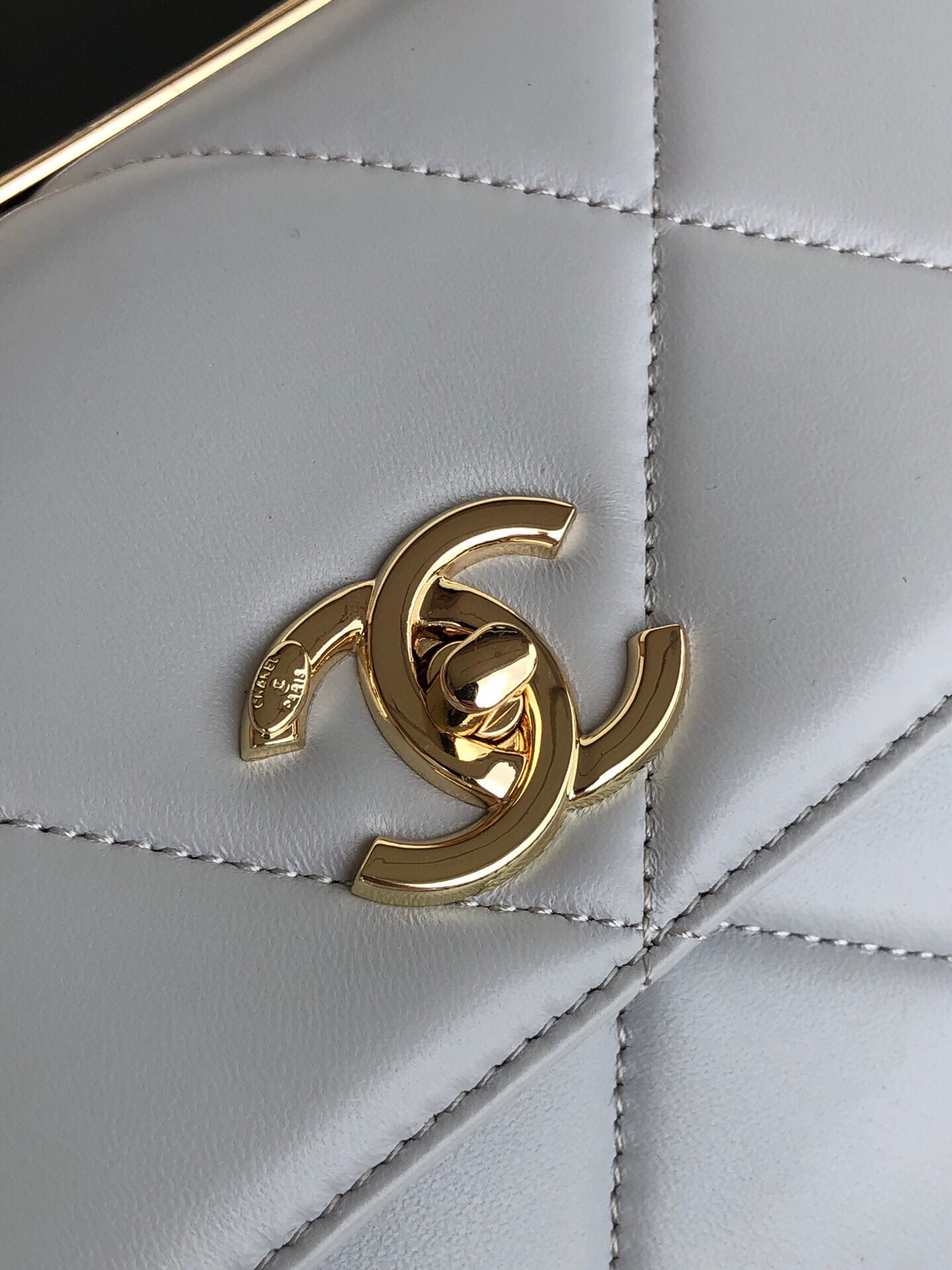 CHANEL FLAP BAG WITH TOP HANDLE 6.6 × 9.8 × 4.7 in
