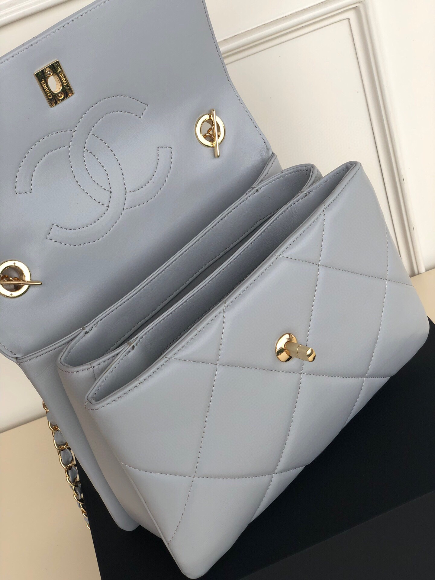 CHANEL FLAP BAG WITH TOP HANDLE 6.6 × 9.8 × 4.7 in