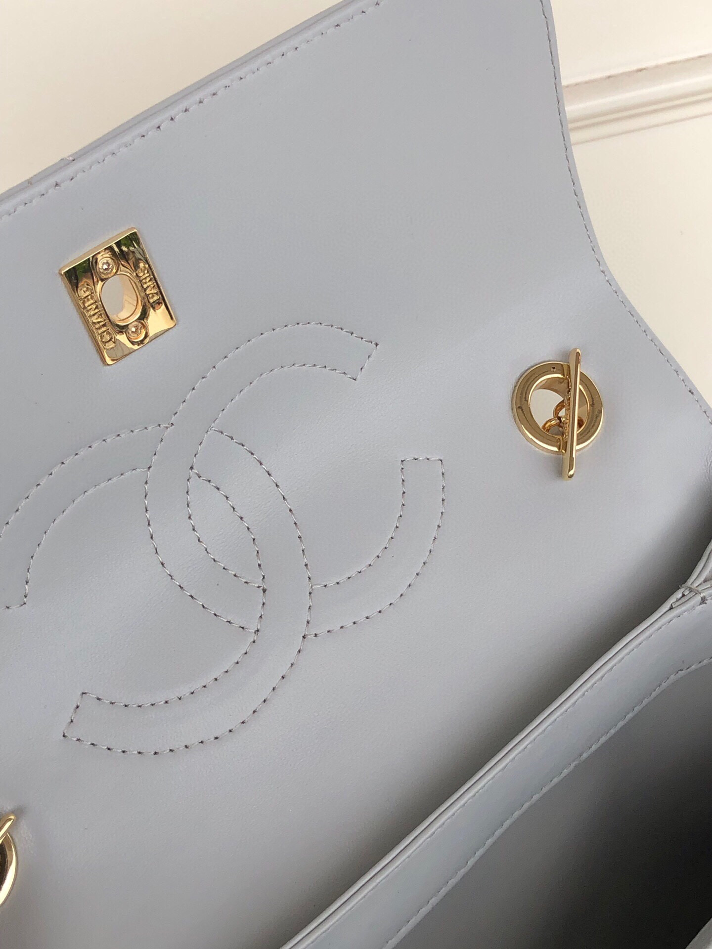 CHANEL FLAP BAG WITH TOP HANDLE 6.6 × 9.8 × 4.7 in