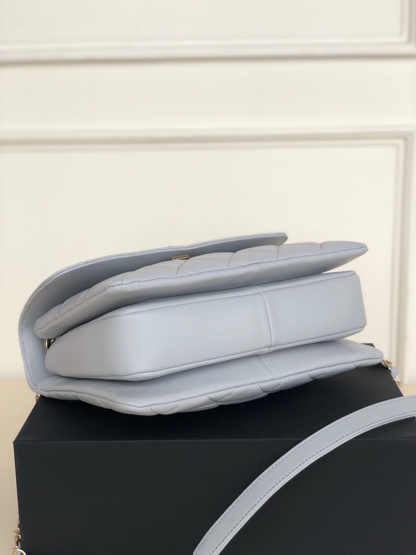 CHANEL FLAP BAG WITH TOP HANDLE 6.6 × 9.8 × 4.7 in