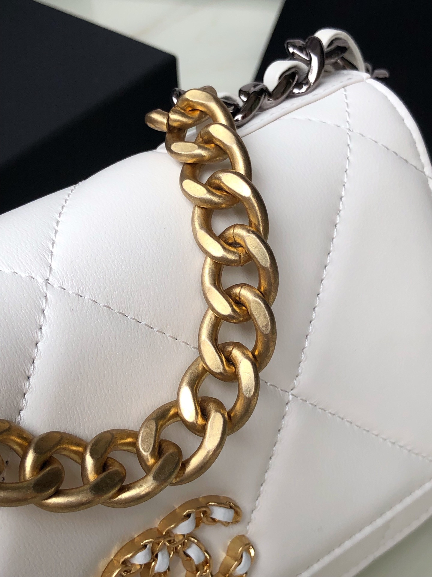 CHANEL CLASSIC WALLET ON CHAIN 4.8 × 7.5 × 1.4 in