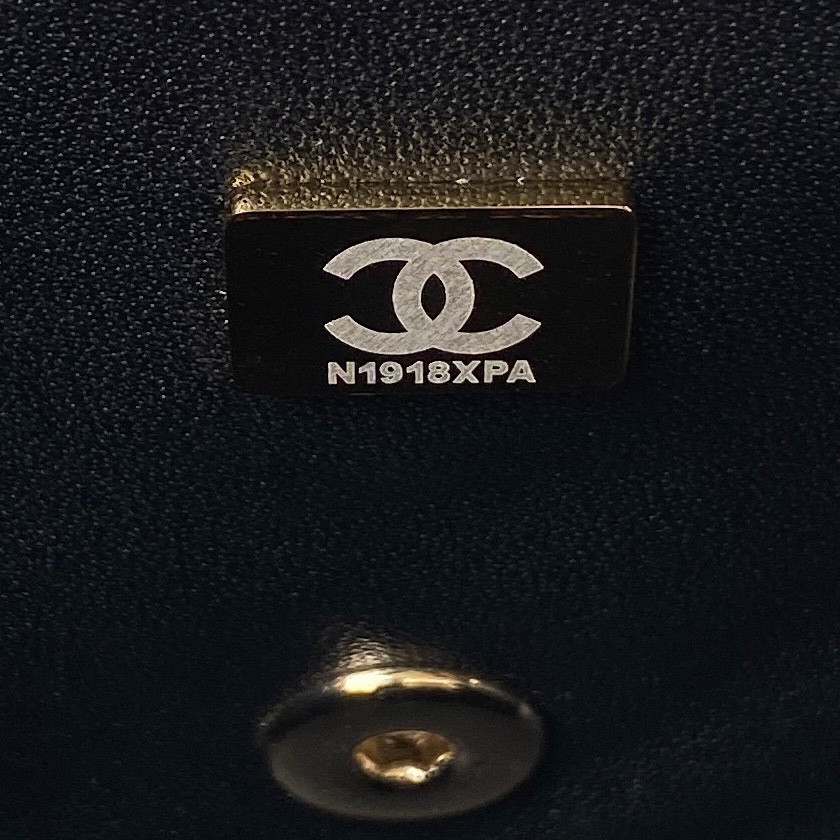 Chanel Mini Classic Handbag With Top Handle 12 × 20 × 6 cm
