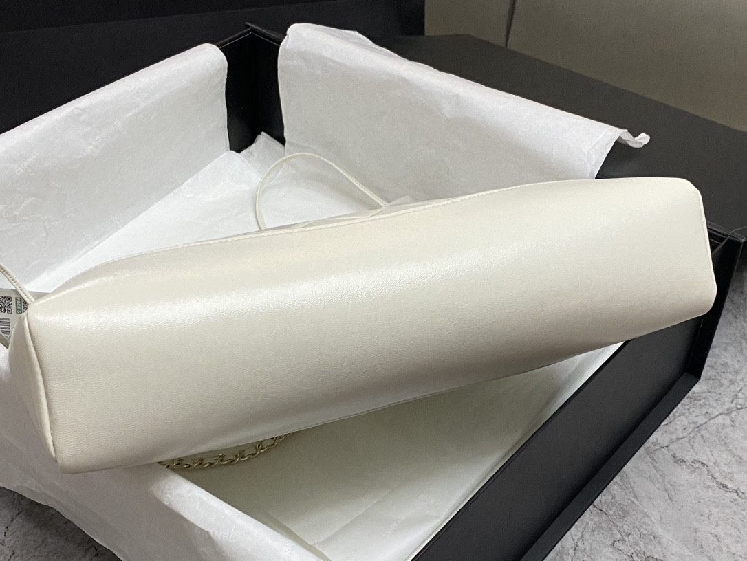 CHANEL SHOPPING BAG Shiny Lambskin & Gold-Tone Metal 35x39x8cm