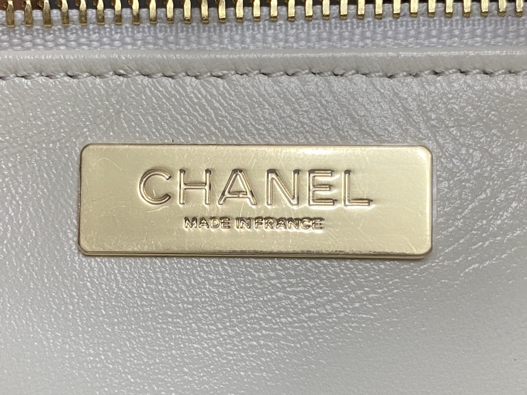 CHANEL SHOPPING BAG Shiny Lambskin & Gold-Tone Metal 35x39x8cm