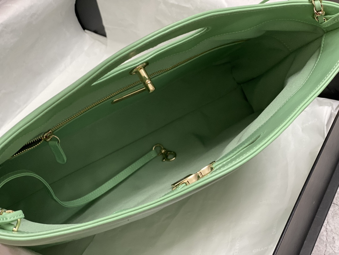 CHANEL  SHOPPING BAG Shiny Lambskin & Gold-Tone Metal Light green 35x39x8cm