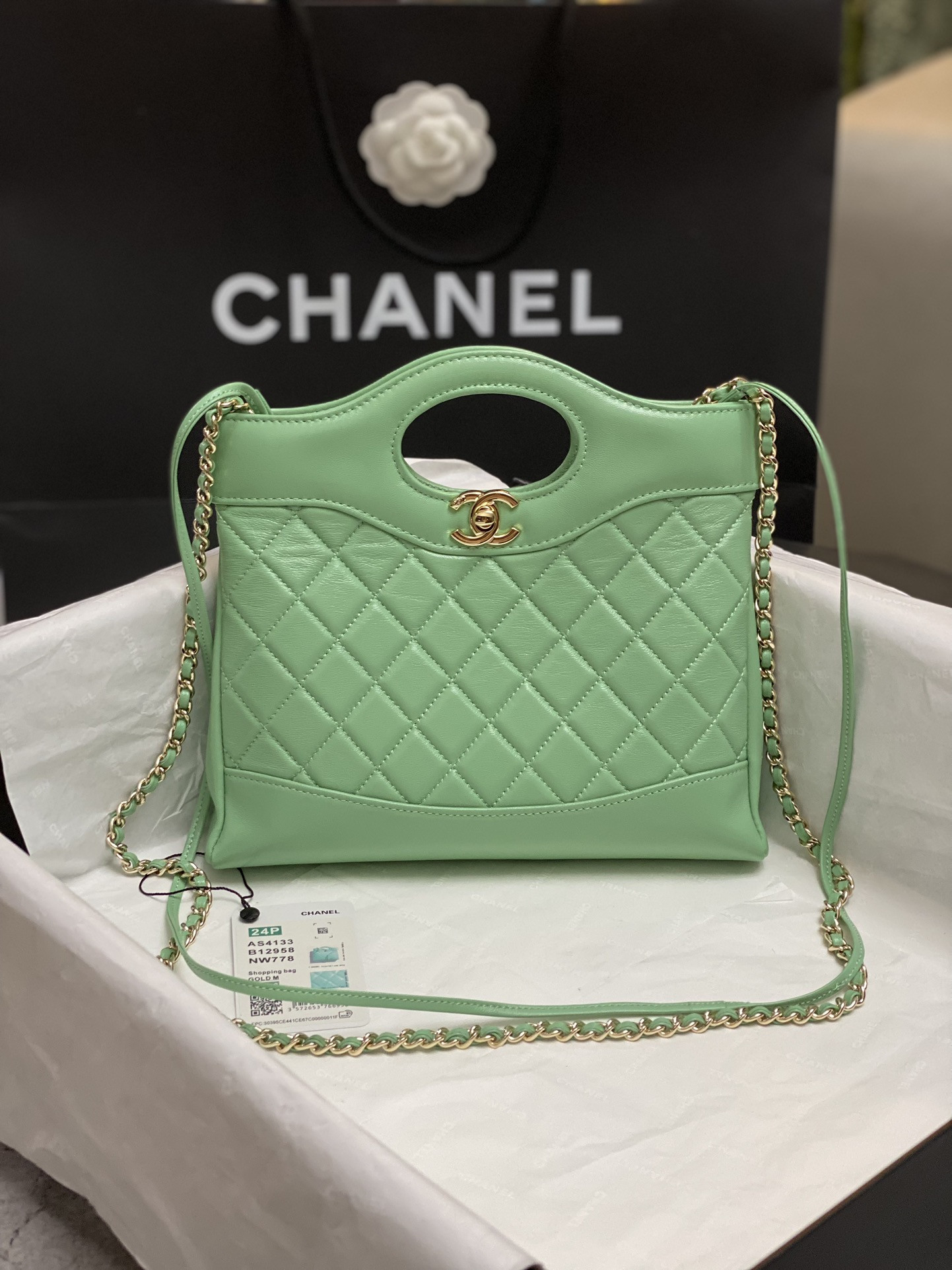 CHANEL MINI SHOPPING BAG Shiny Lambskin & Gold-Tone Metal Light green 22x23x5.5cm