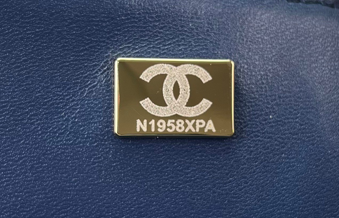 CHANEL CLASSIC 11.12 HANDBAG Tweed & Gold-Tone Metal 6 × 9.9 × 2.5 in