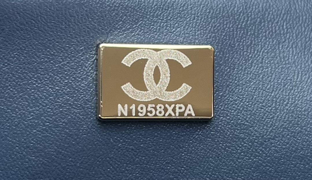 CHANEL CLASSIC 11.12 HANDBAG Tweed & Gold-Tone Metal 6 × 9.9 × 2.5 in