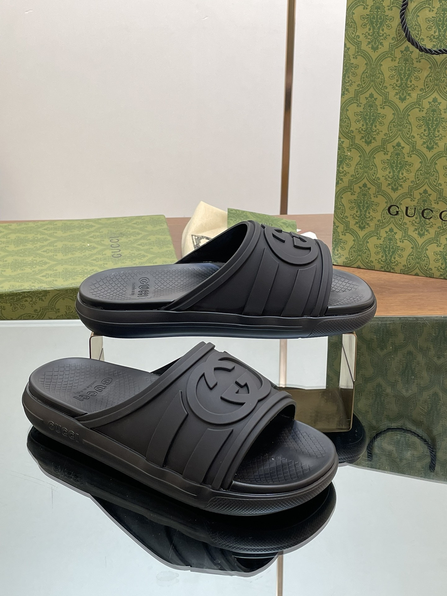 UA GUCCI INTERLOCKING G SLIDE SANDAL