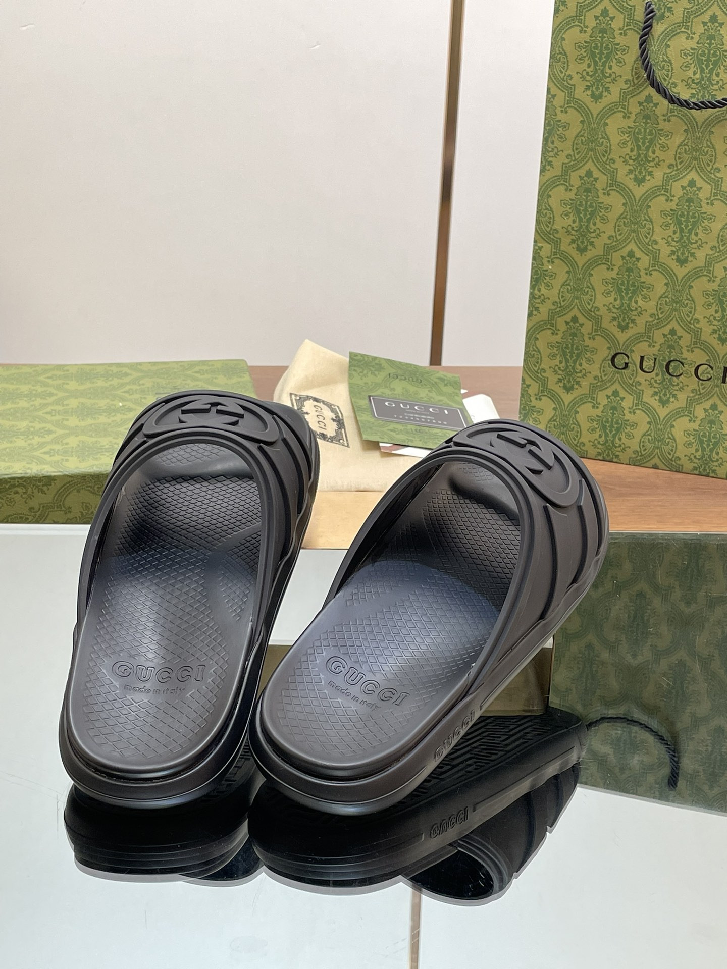 UA GUCCI INTERLOCKING G SLIDE SANDAL