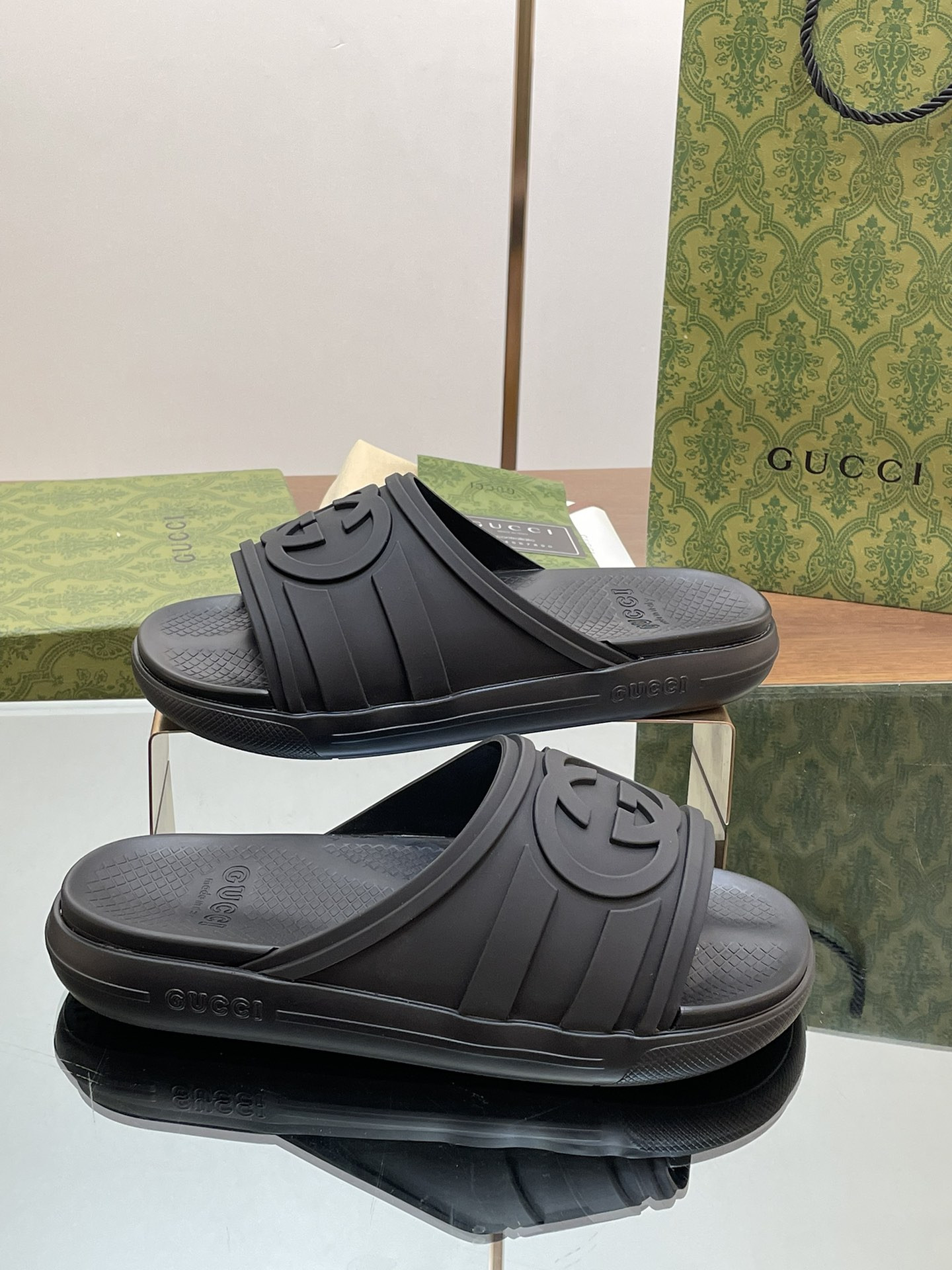 UA GUCCI INTERLOCKING G SLIDE SANDAL