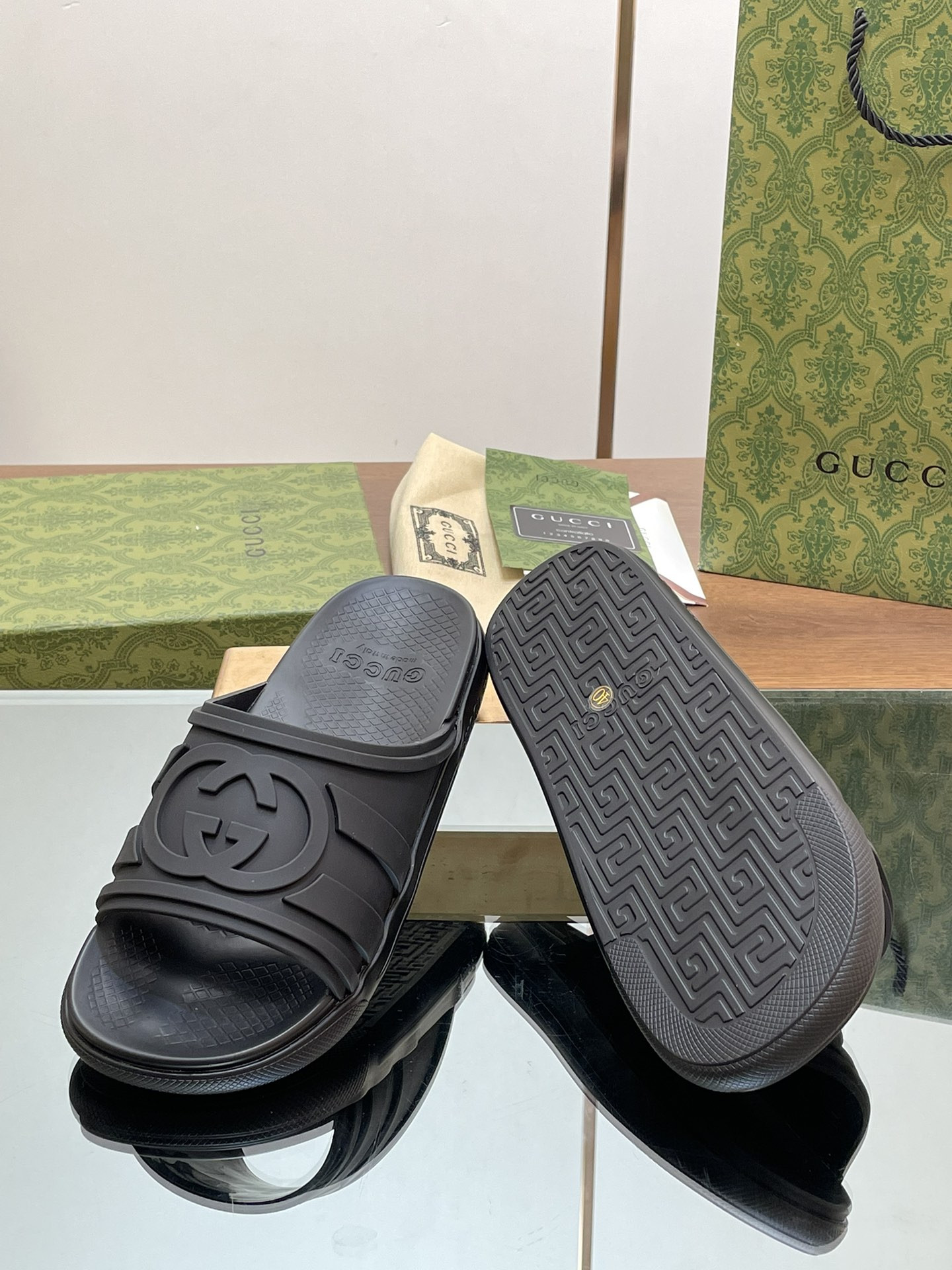 UA GUCCI INTERLOCKING G SLIDE SANDAL