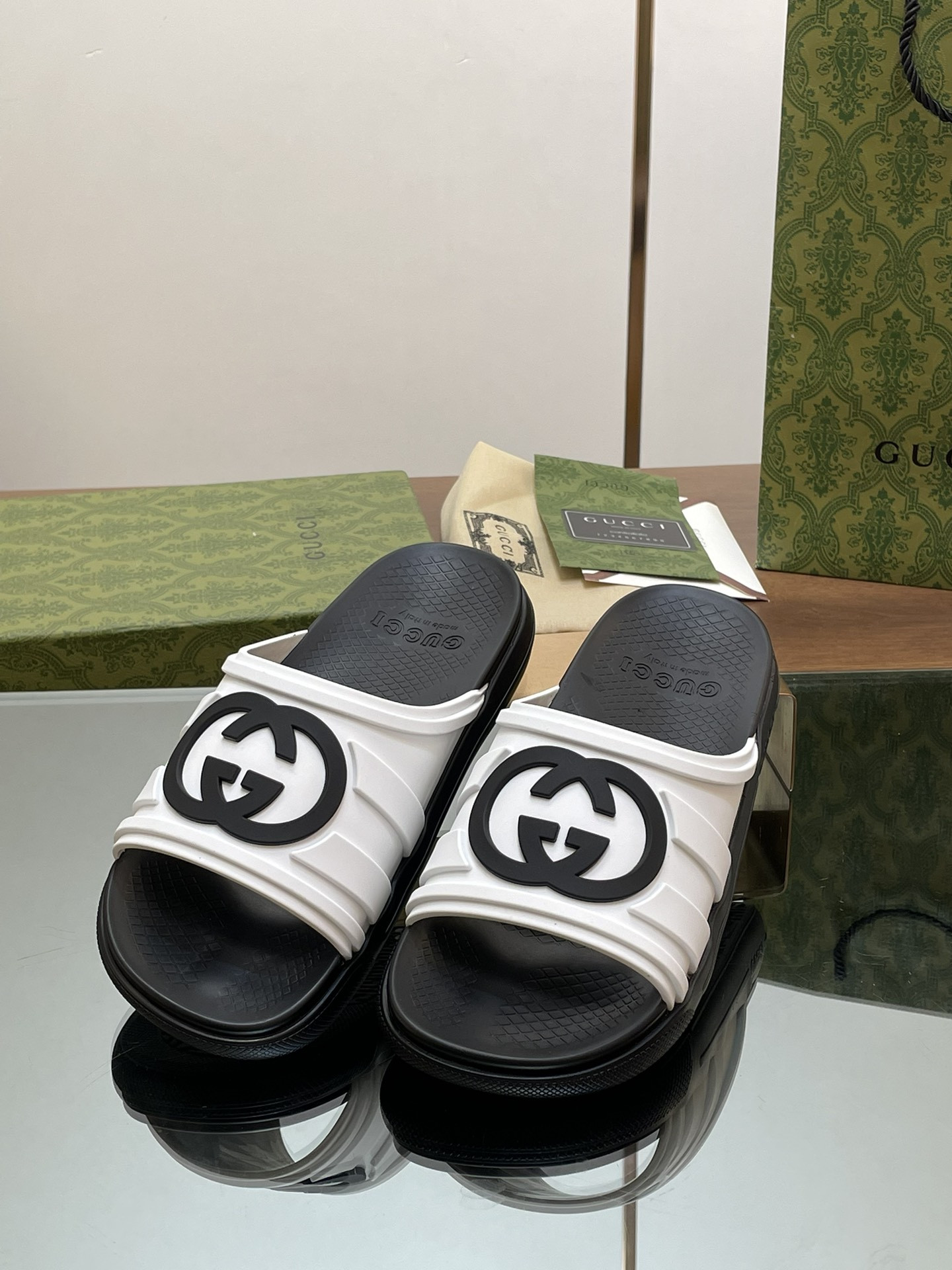 UA GUCCI INTERLOCKING G SLIDE SANDAL