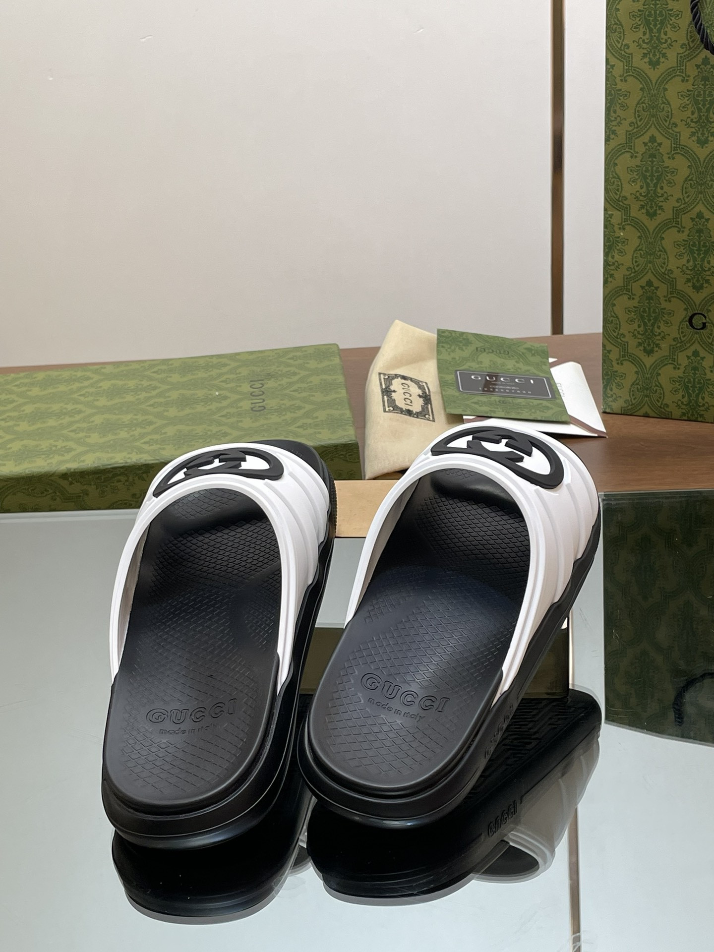 UA GUCCI INTERLOCKING G SLIDE SANDAL