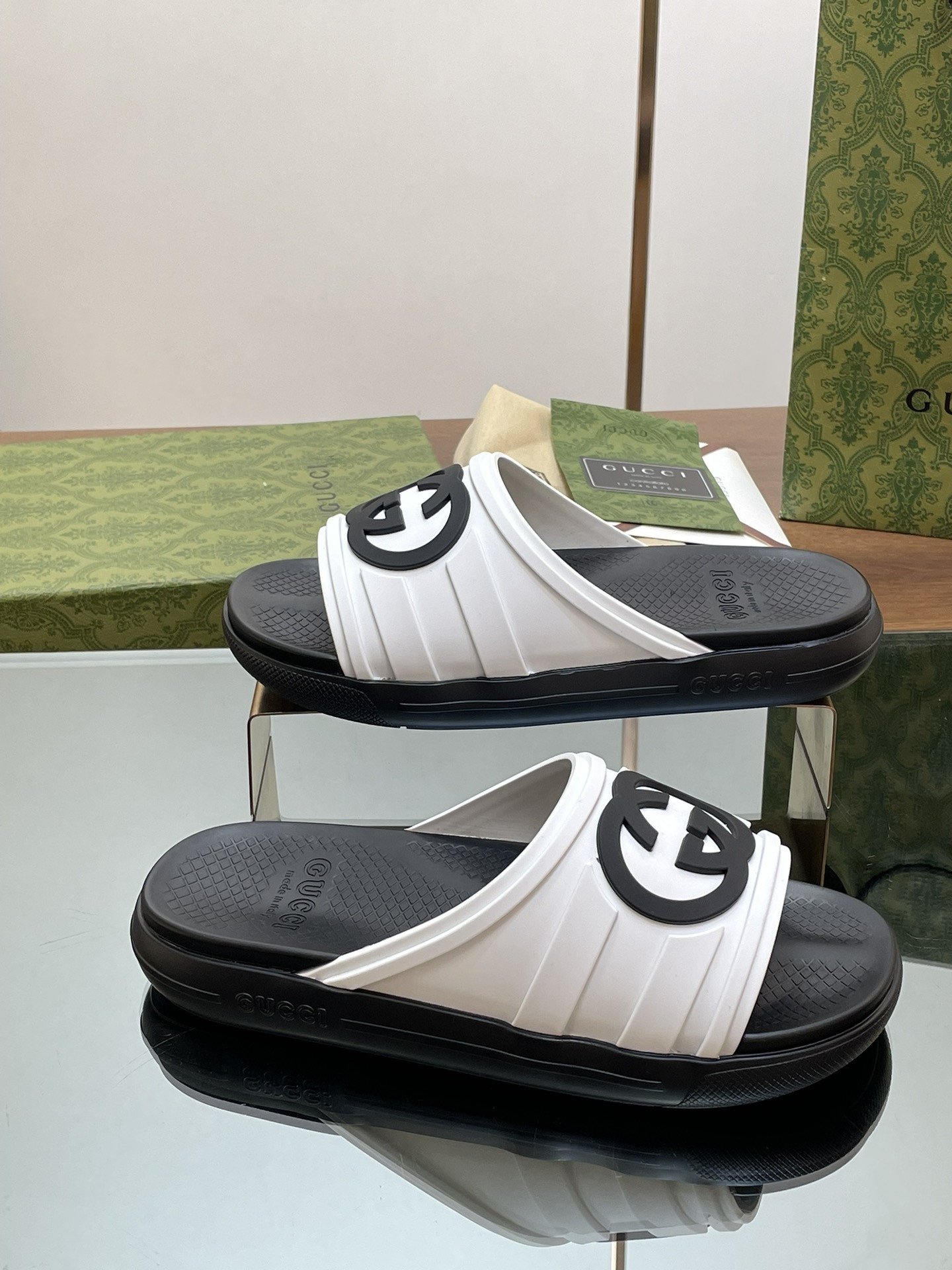 UA GUCCI INTERLOCKING G SLIDE SANDAL