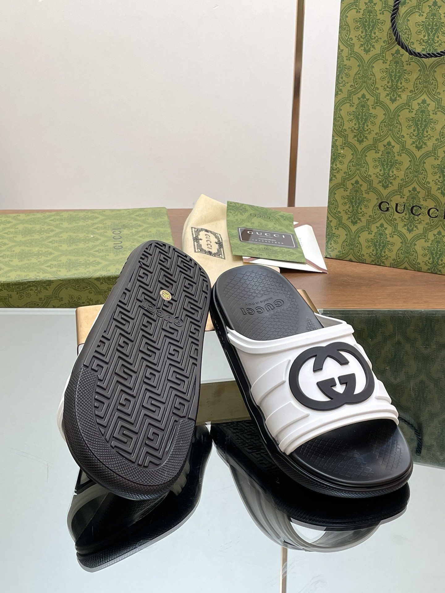 UA GUCCI INTERLOCKING G SLIDE SANDAL