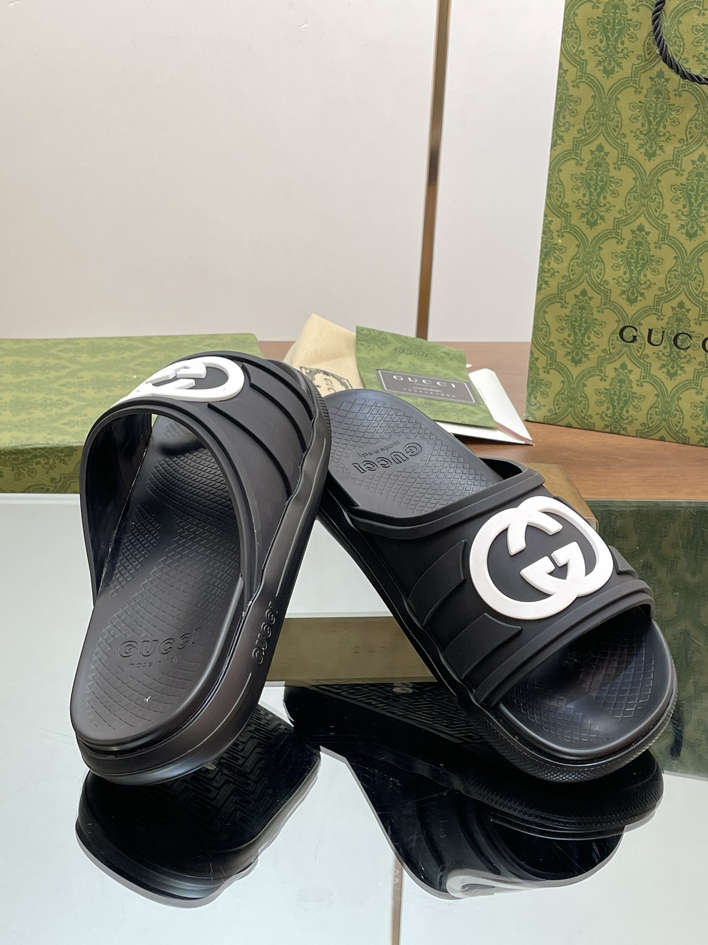 UA GUCCI INTERLOCKING G SLIDE SANDAL