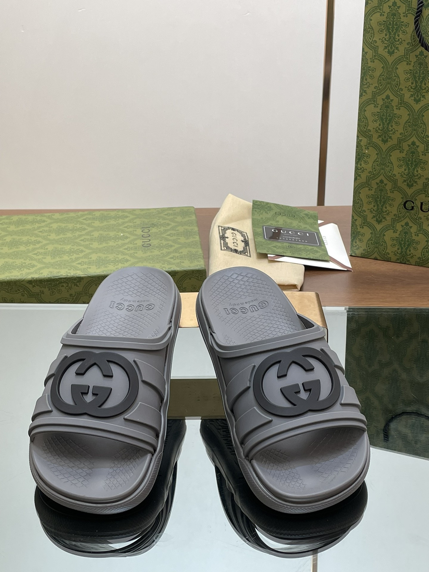 UA GUCCI INTERLOCKING G SLIDE SANDAL
