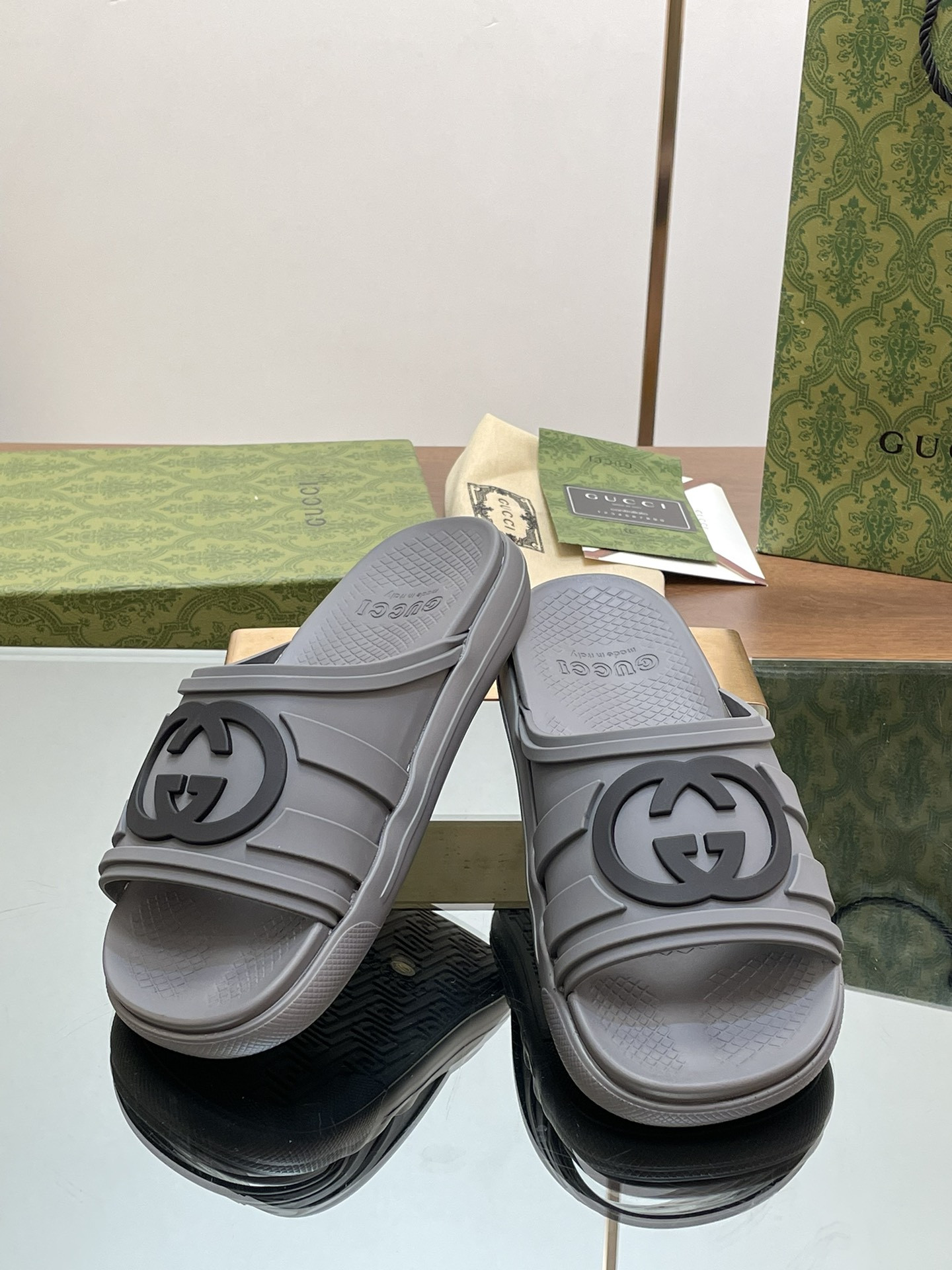 UA GUCCI INTERLOCKING G SLIDE SANDAL