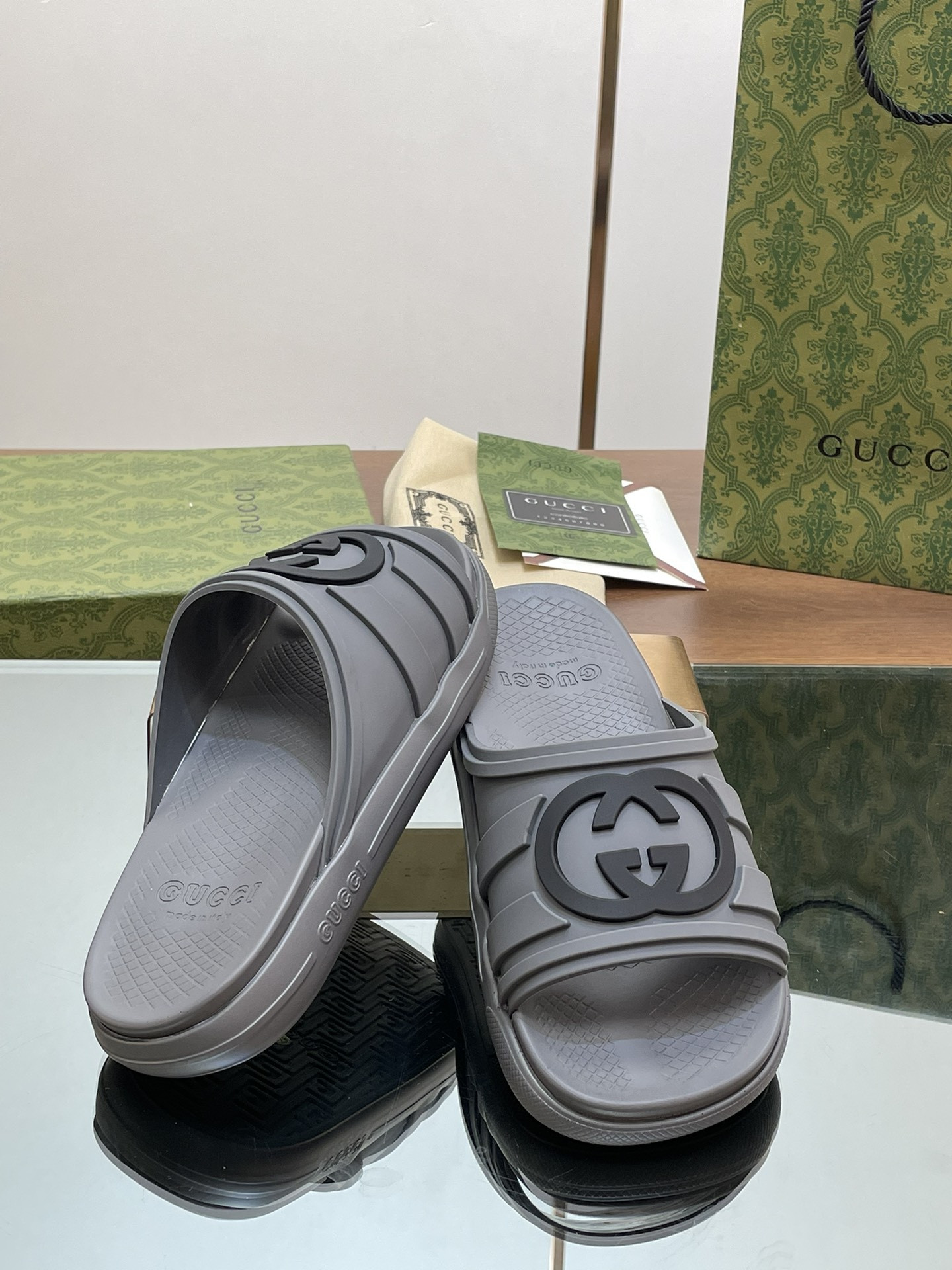 UA GUCCI INTERLOCKING G SLIDE SANDAL