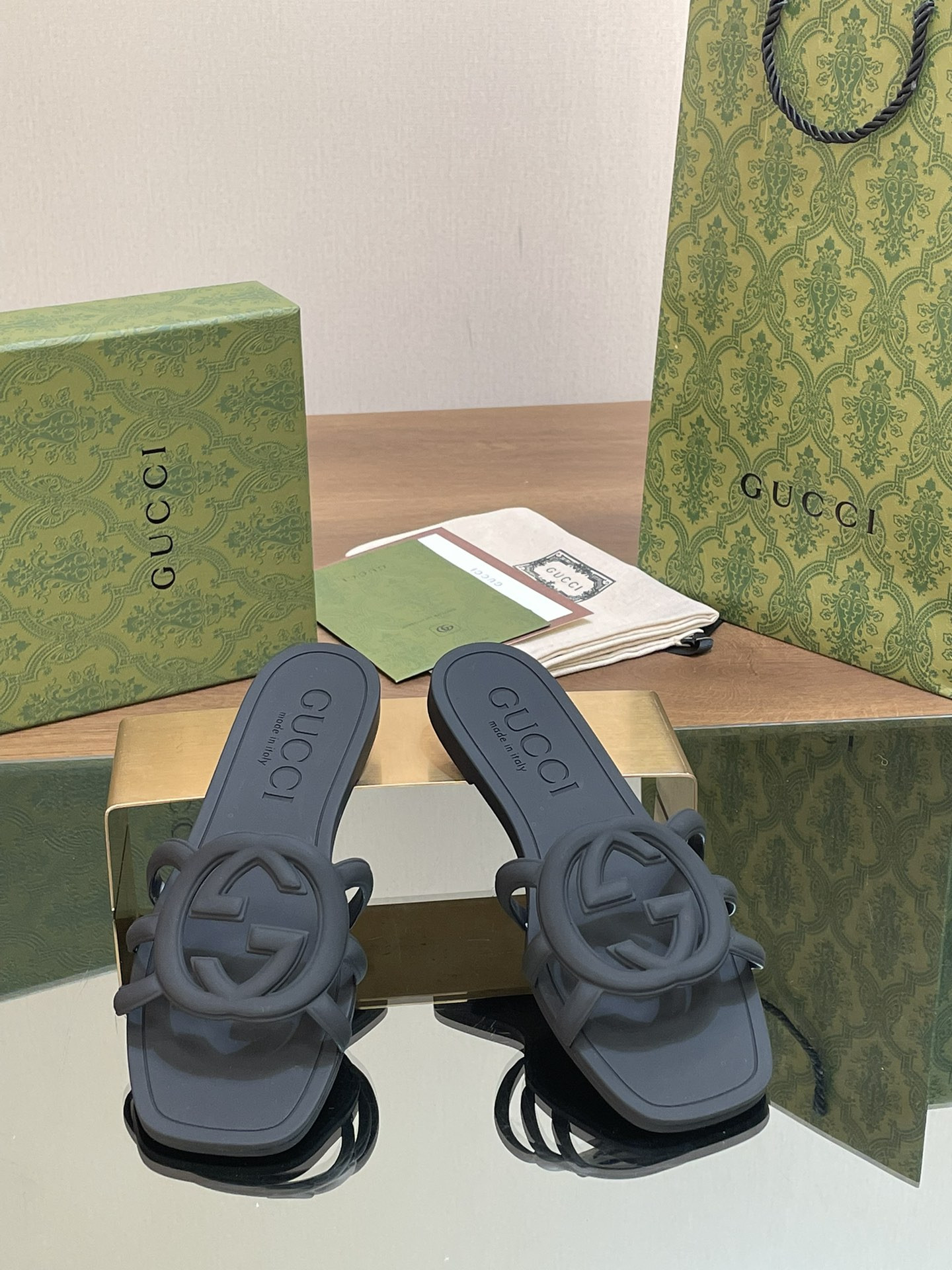 UA GUCCI INTERLOCKING G SLIDE SANDAL Black