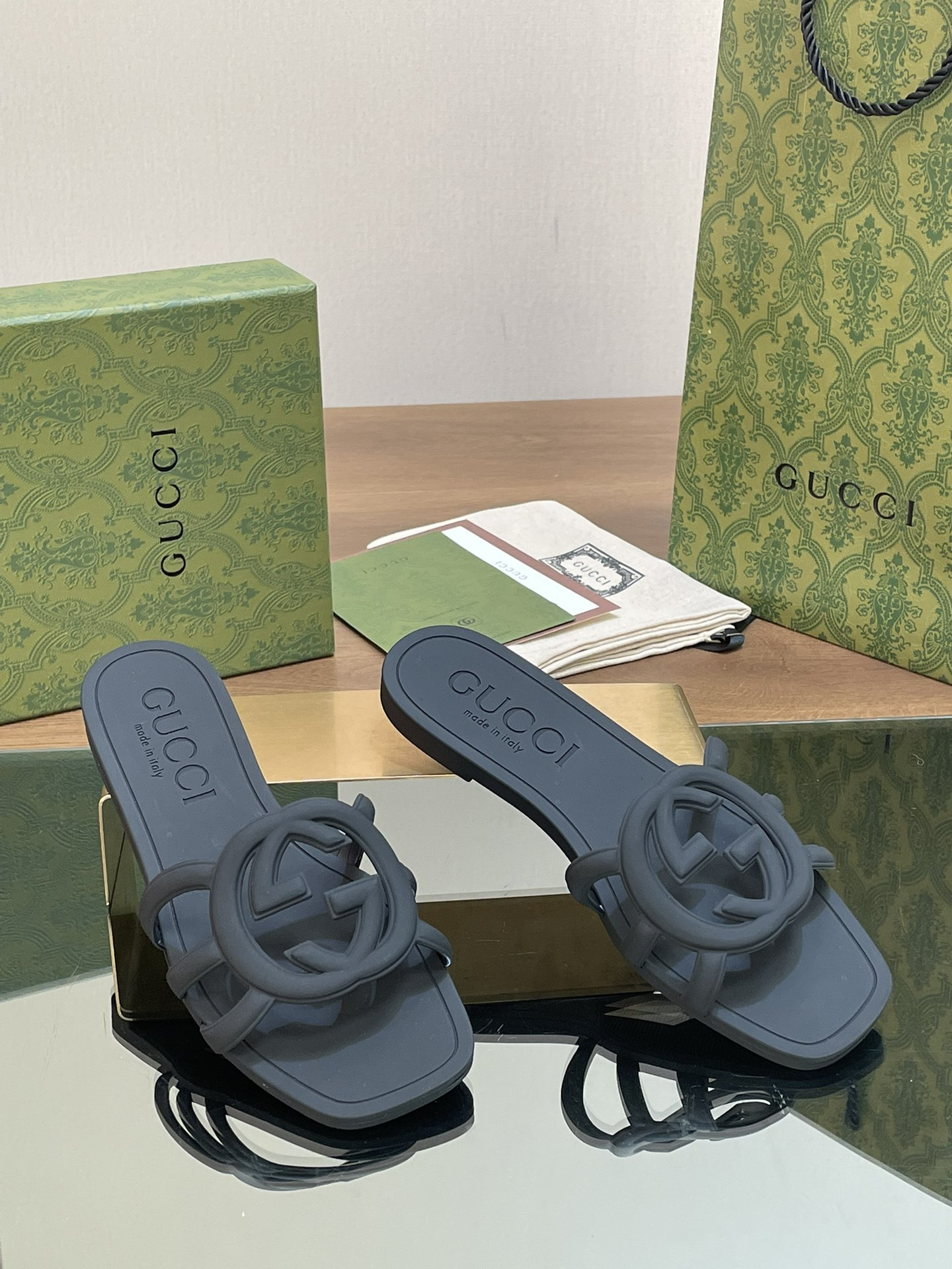 UA GUCCI INTERLOCKING G SLIDE SANDAL Black