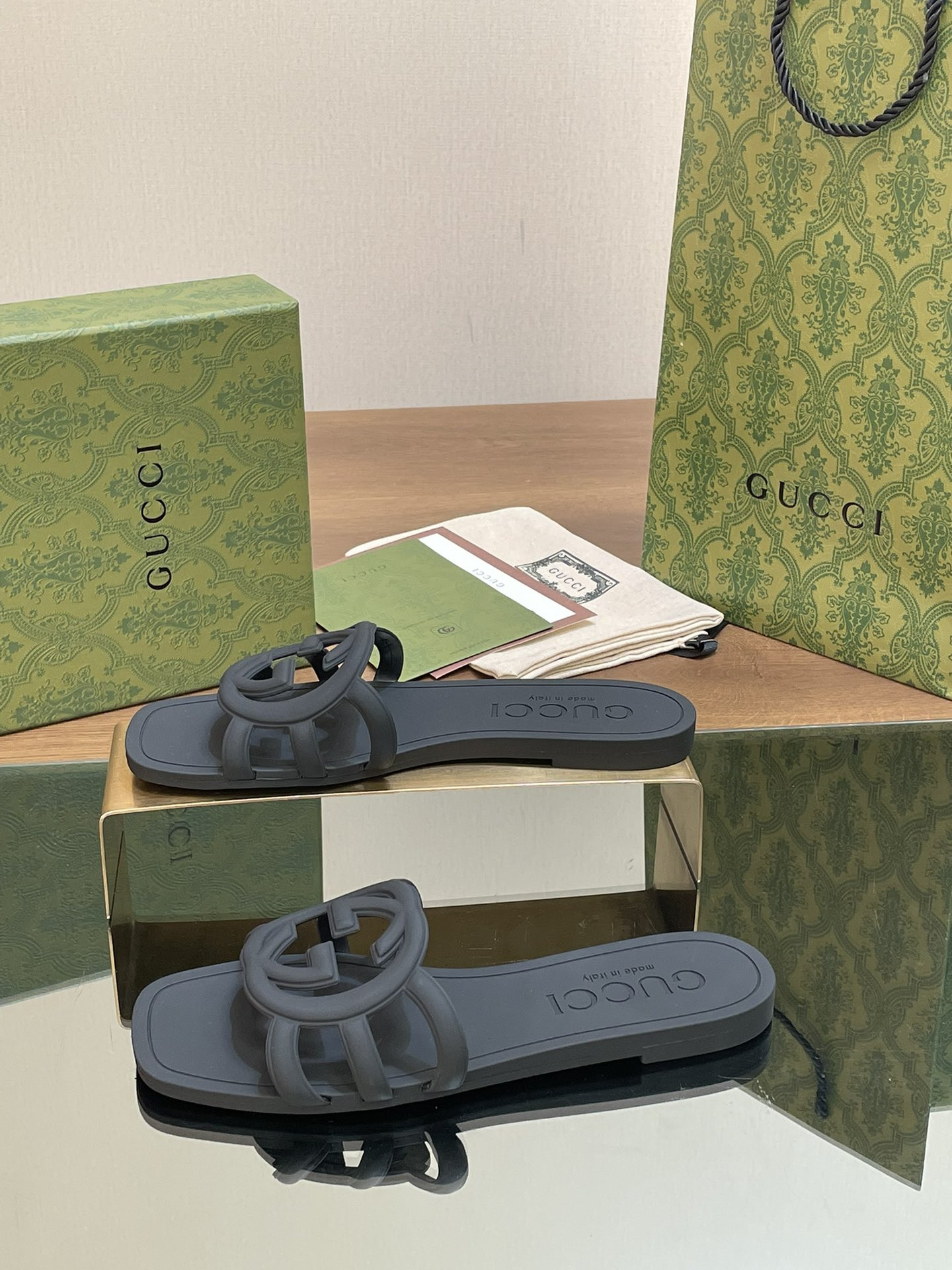 UA GUCCI INTERLOCKING G SLIDE SANDAL Black