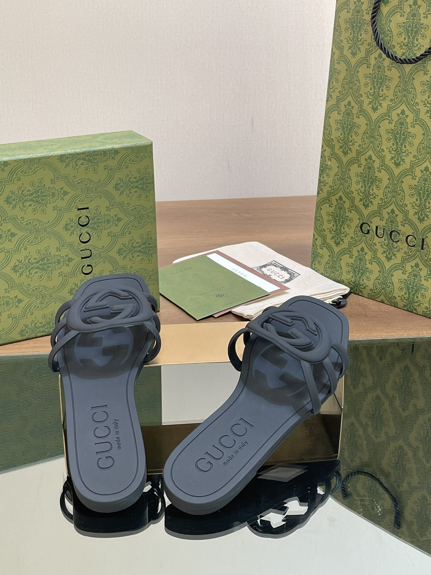 UA GUCCI INTERLOCKING G SLIDE SANDAL Black