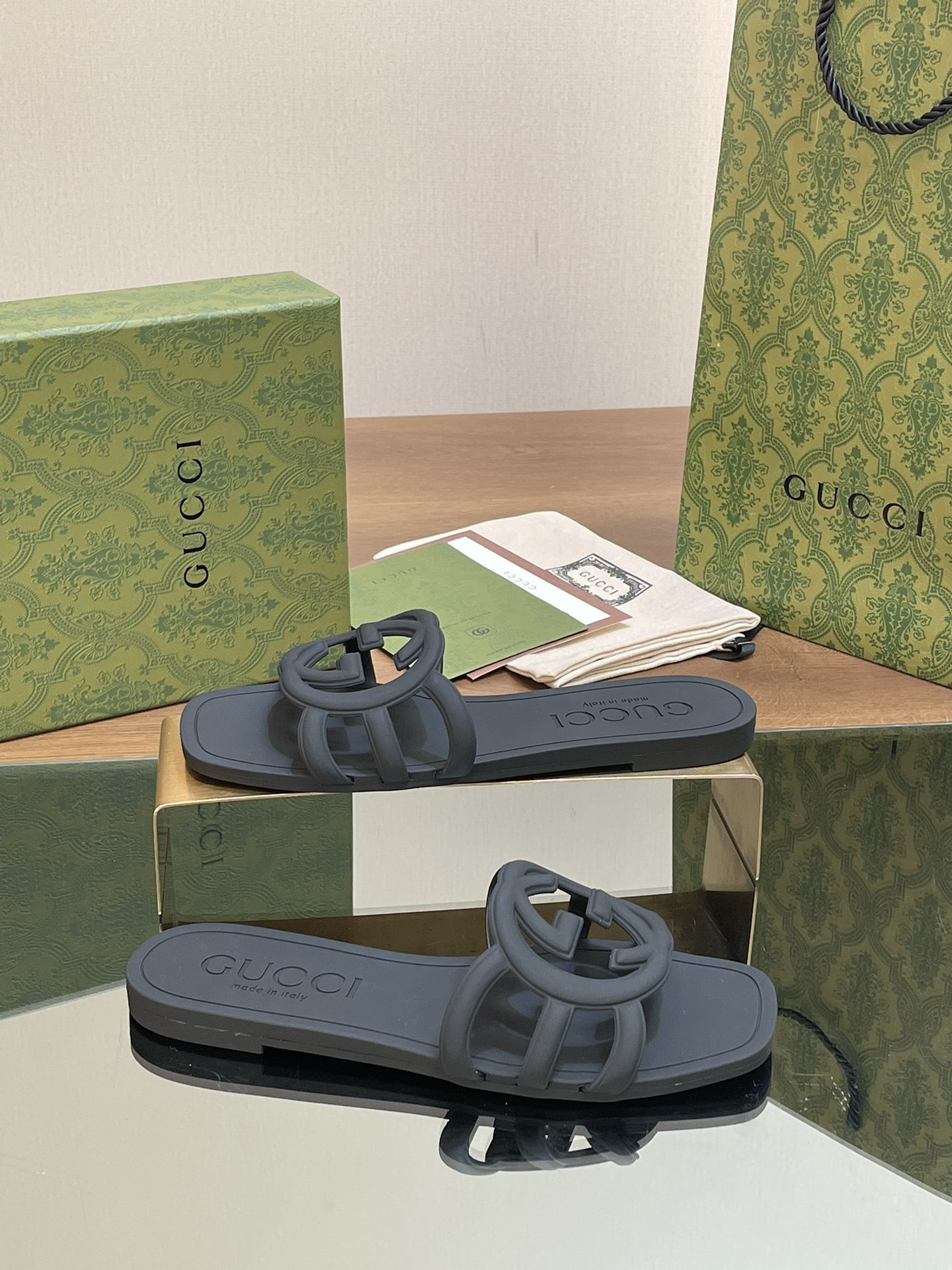 UA GUCCI INTERLOCKING G SLIDE SANDAL Black