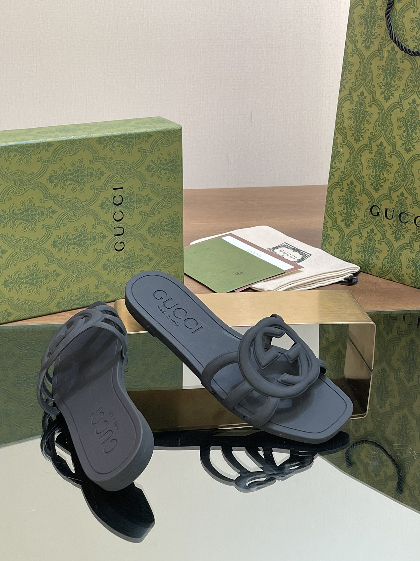 UA GUCCI INTERLOCKING G SLIDE SANDAL Black