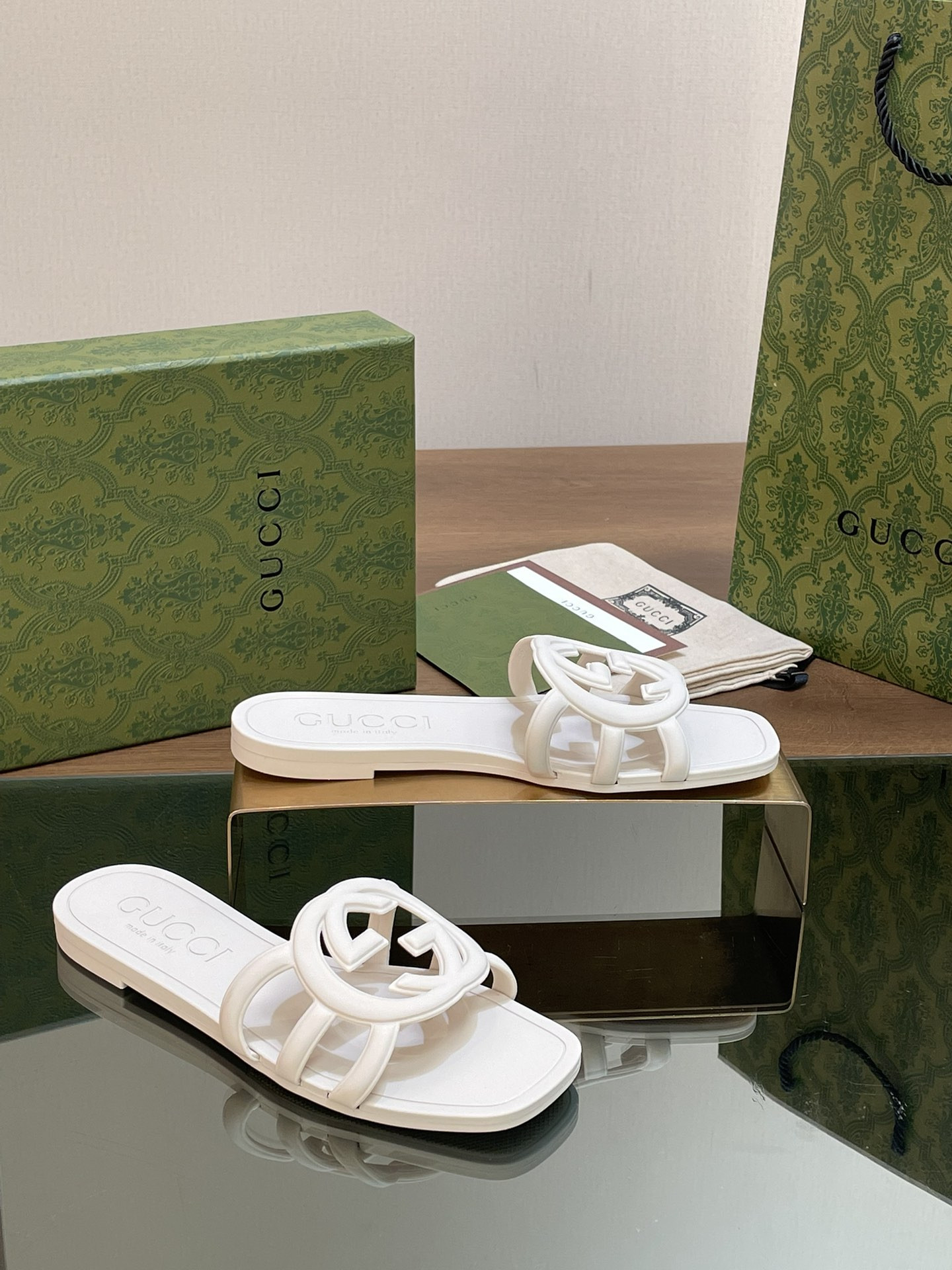 UA GUCCI INTERLOCKING G SLIDE SANDAL White
