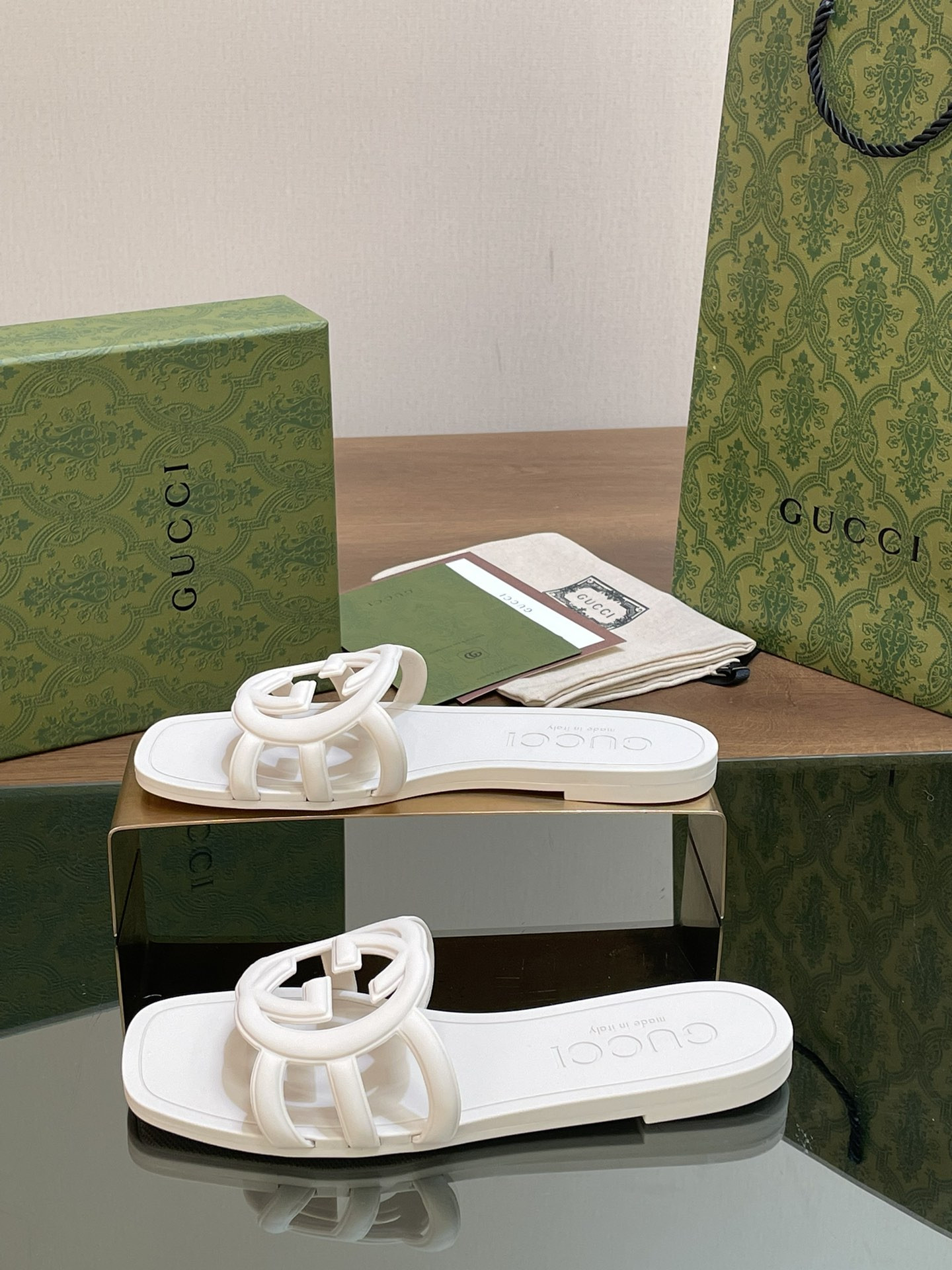 UA GUCCI INTERLOCKING G SLIDE SANDAL White