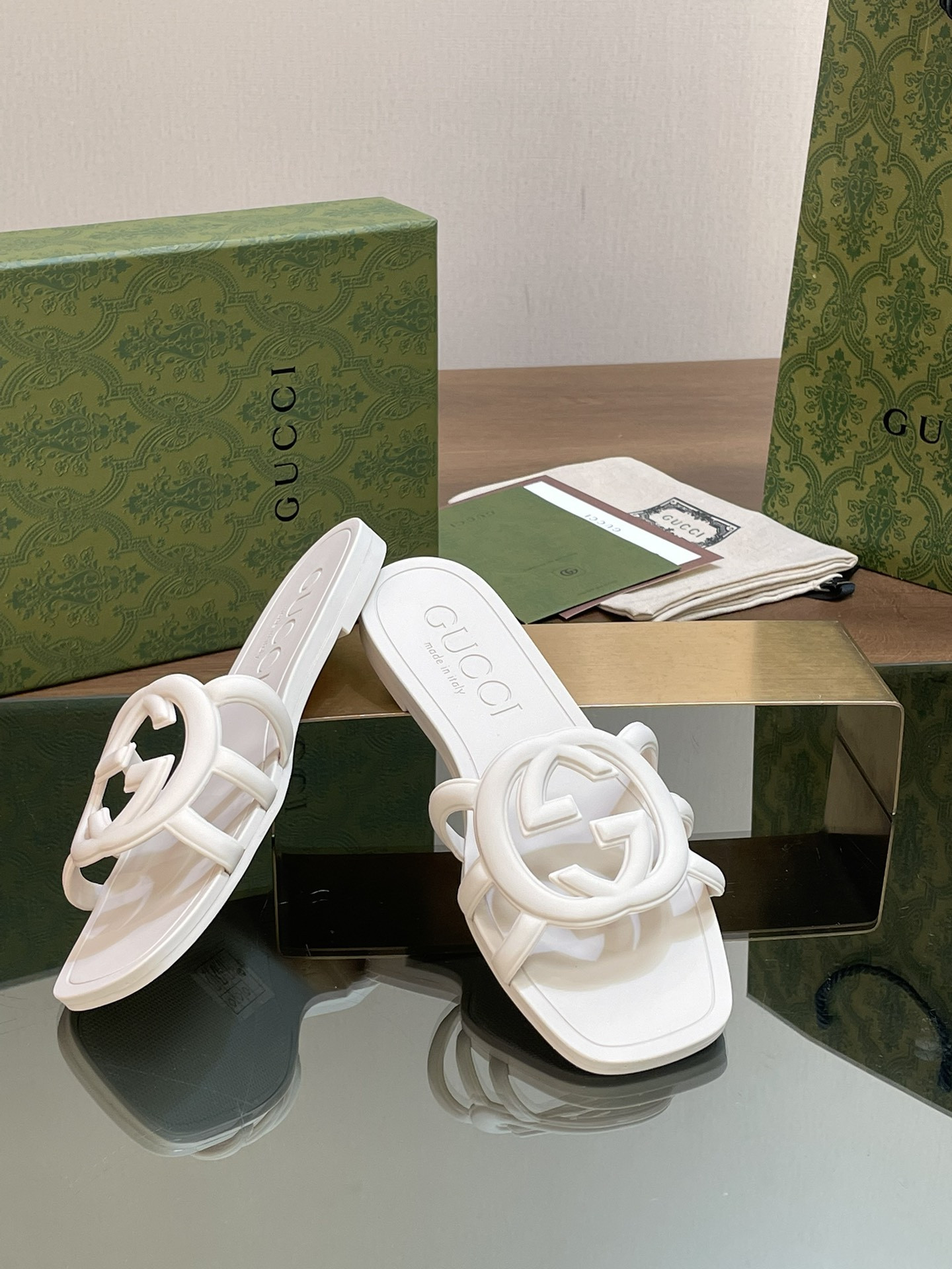 UA GUCCI INTERLOCKING G SLIDE SANDAL White