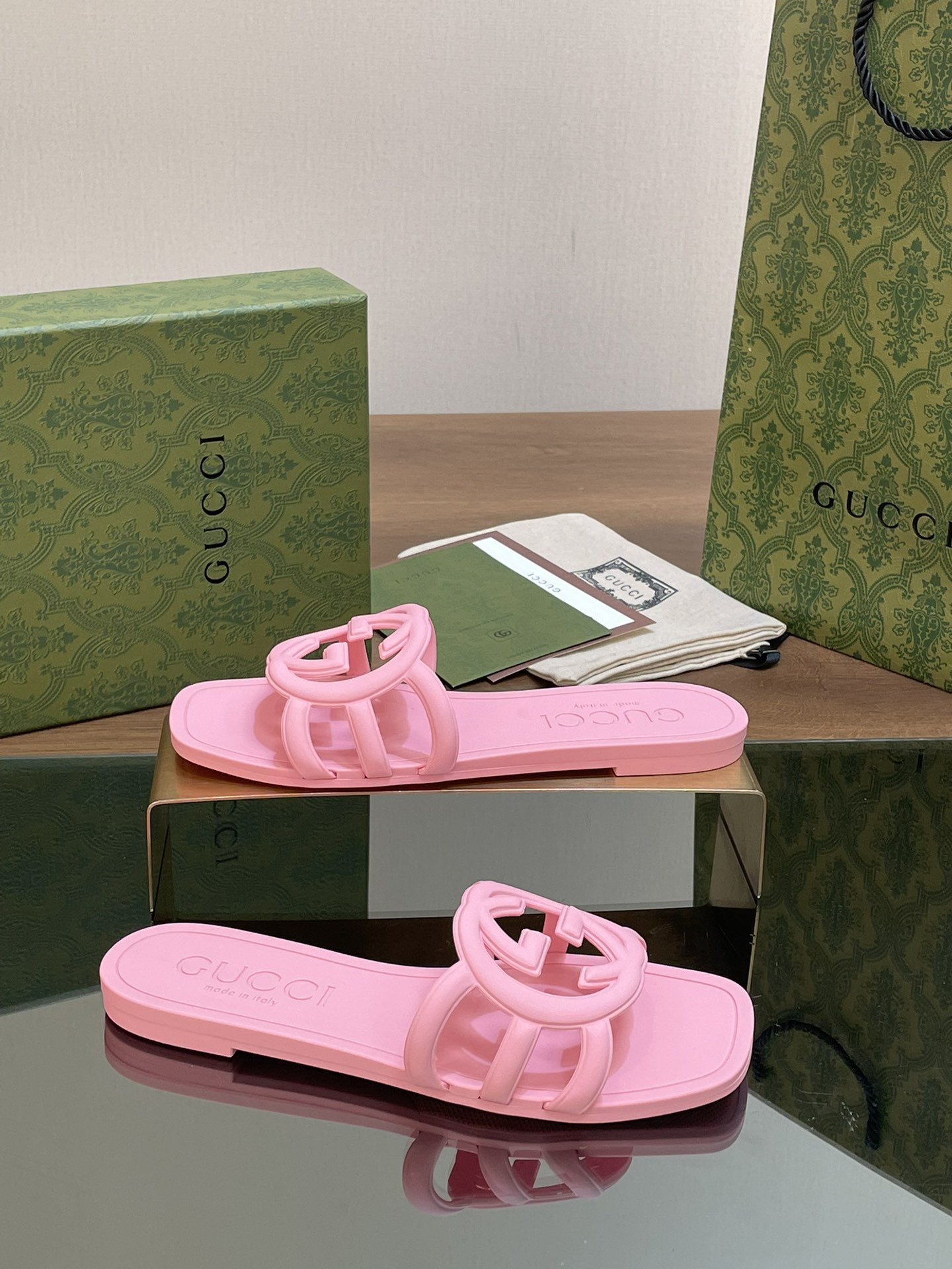 UA GUCCI INTERLOCKING G SLIDE SANDAL Pink