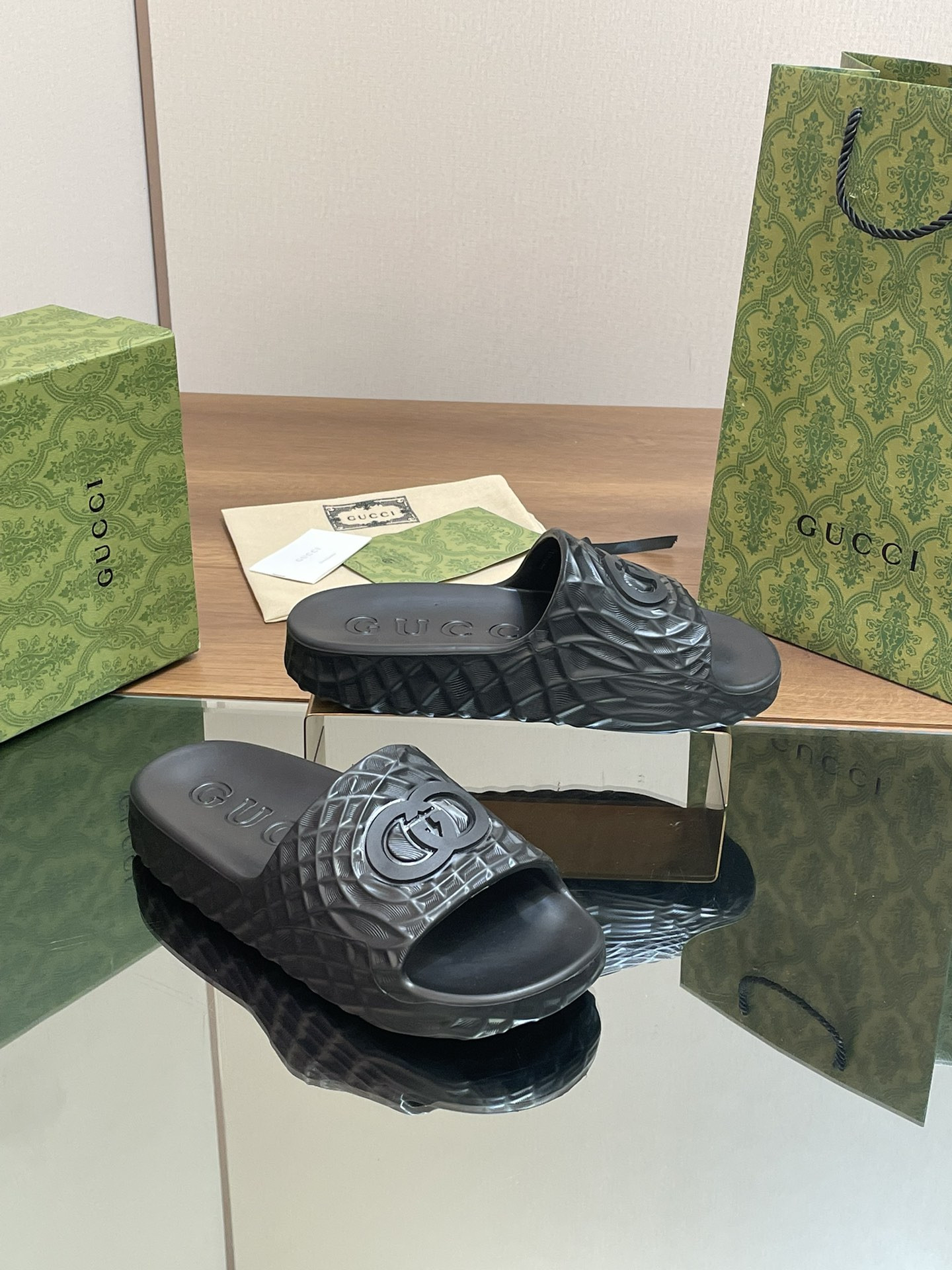 UA GUCCI INTERLOCKING G SLIDE SANDAL Black