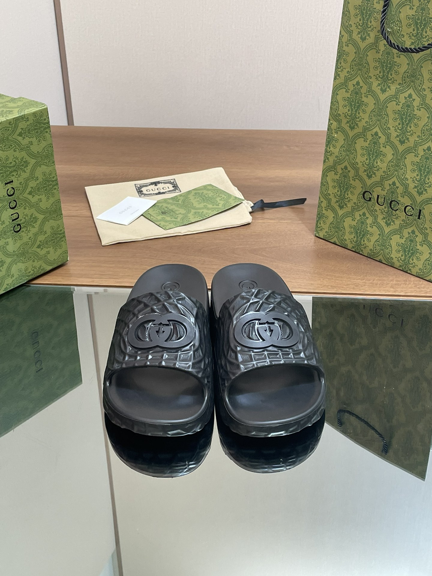 UA GUCCI INTERLOCKING G SLIDE SANDAL Black