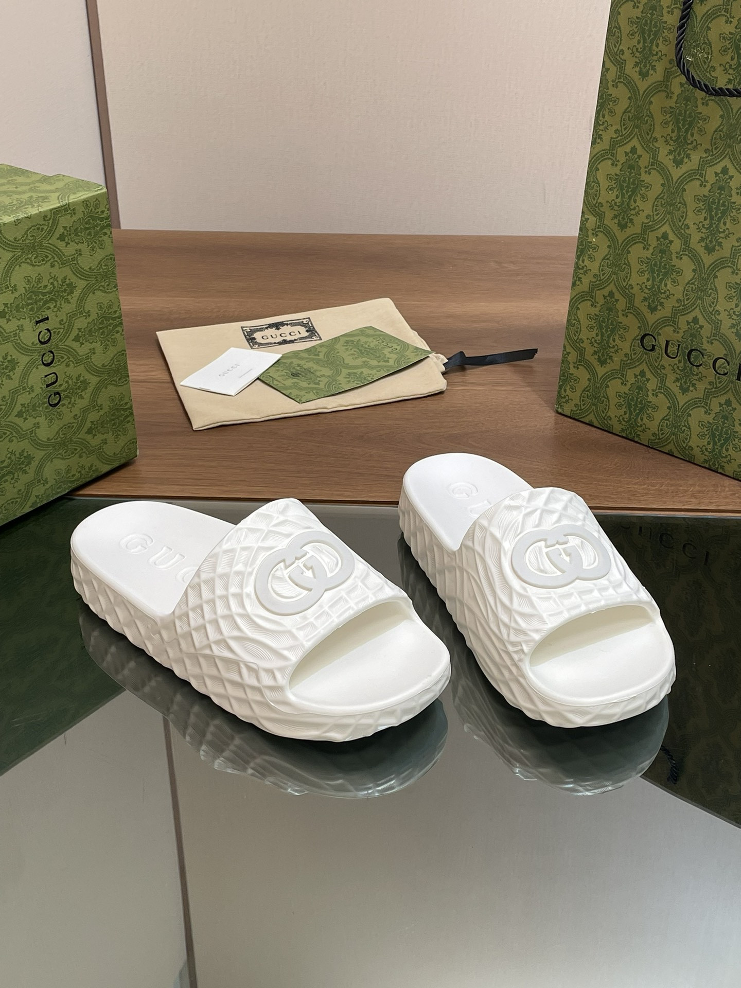 UA GUCCI INTERLOCKING G SLIDE SANDAL White