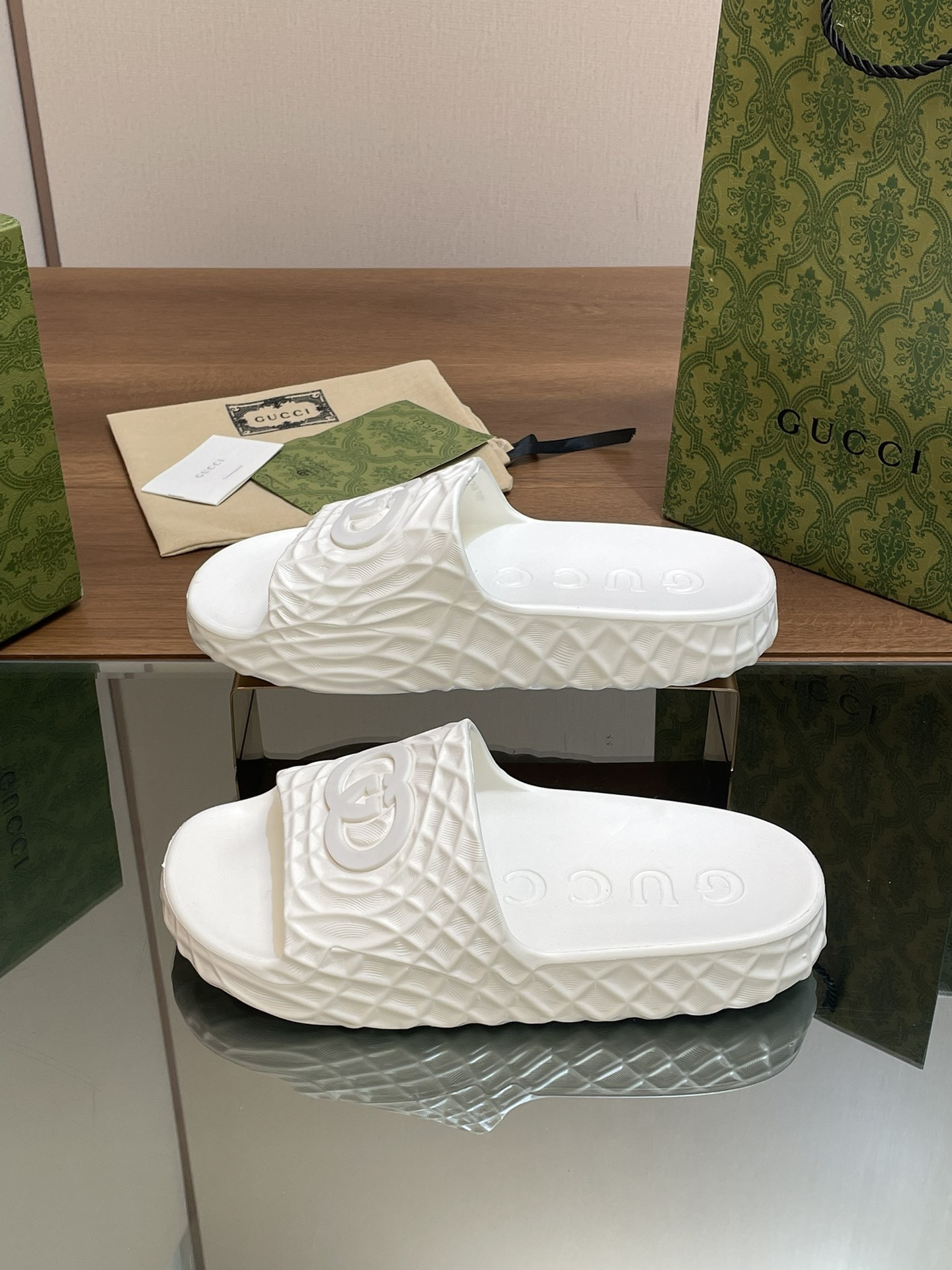 UA GUCCI INTERLOCKING G SLIDE SANDAL White