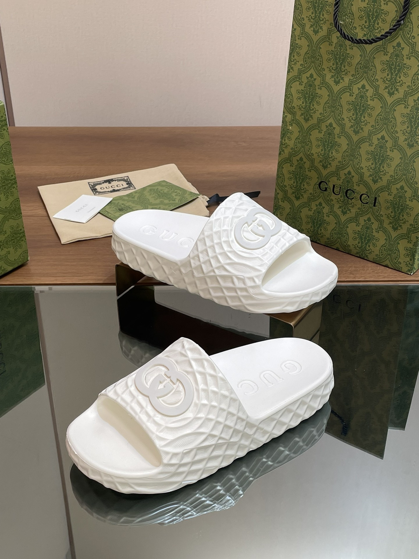 UA GUCCI INTERLOCKING G SLIDE SANDAL White