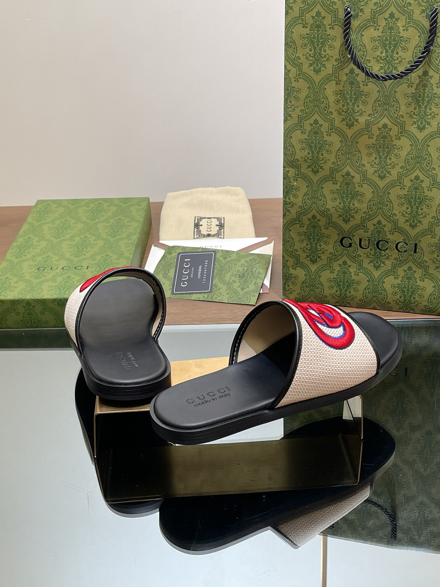 UA GUCCI INTERLOCKING G SLIDE SANDAL